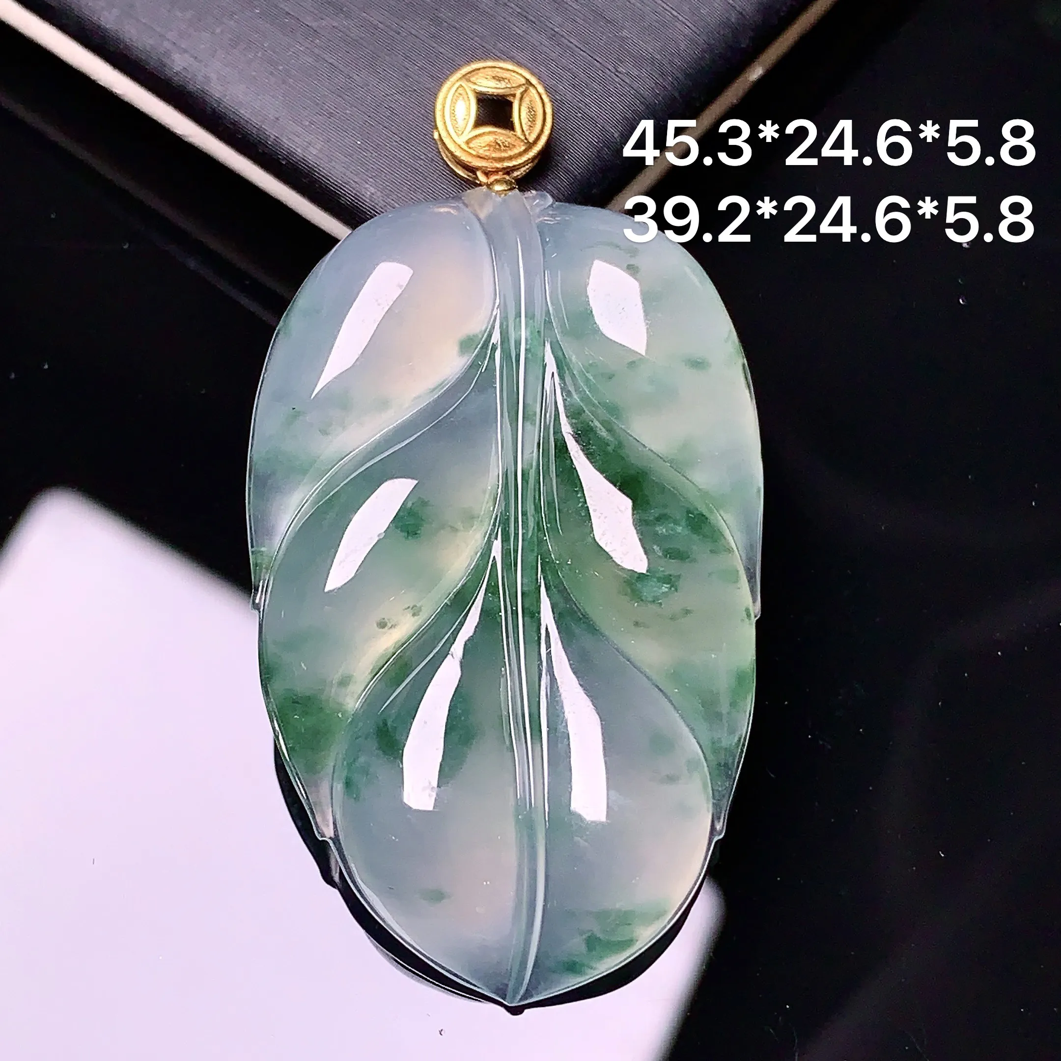 18k金镶嵌飘绿树叶吊坠 玉质细腻 色泽清新艳丽 整体尺寸45.3*24.6*5.8