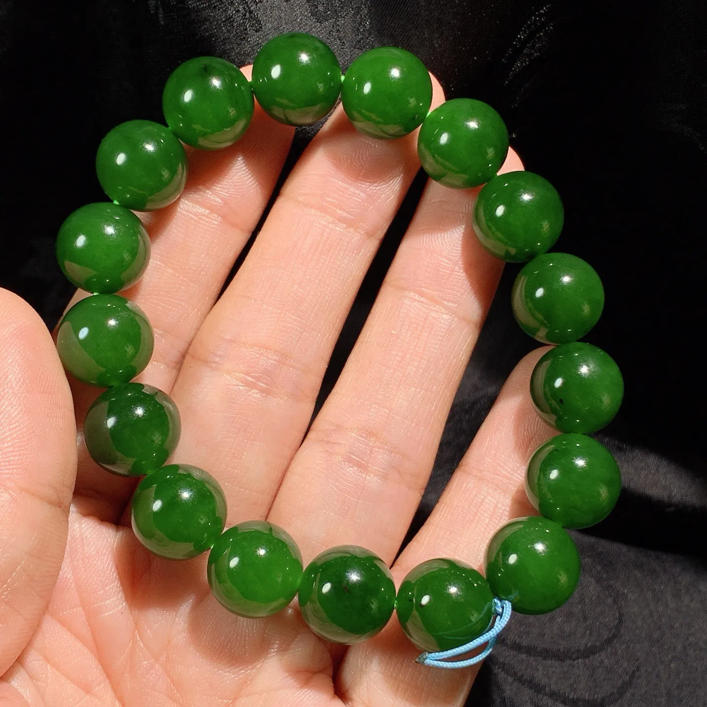 和田玉阳绿俄罗斯碧玉圆珠手串 单颗尺寸12重46克。玉质细腻油润。手推出油。佩戴高端典雅。lt251118