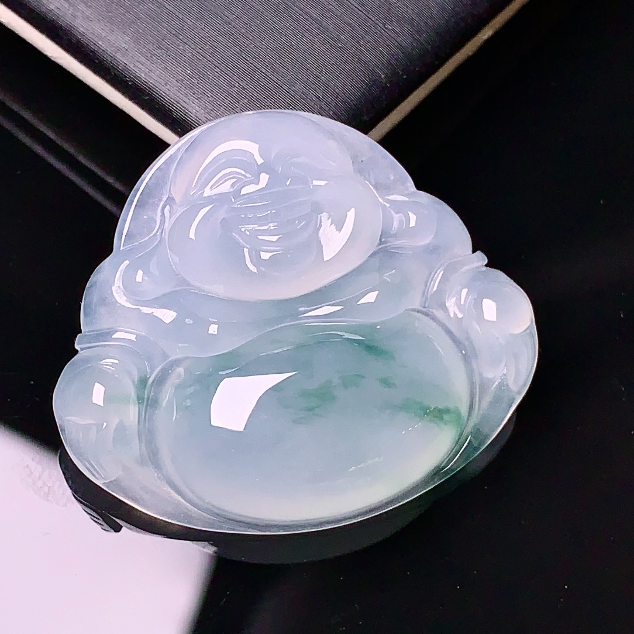 冰种飘绿佛公吊坠 玉质细腻 色泽清新艳丽 整体尺寸27.2*31.5*6.3