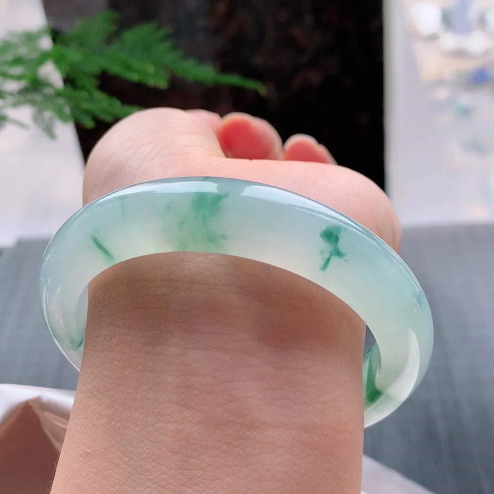 正圈高冰飘花 无瑕 尺寸:57.4/12.4/8.7 花美 种水好🥰🥰