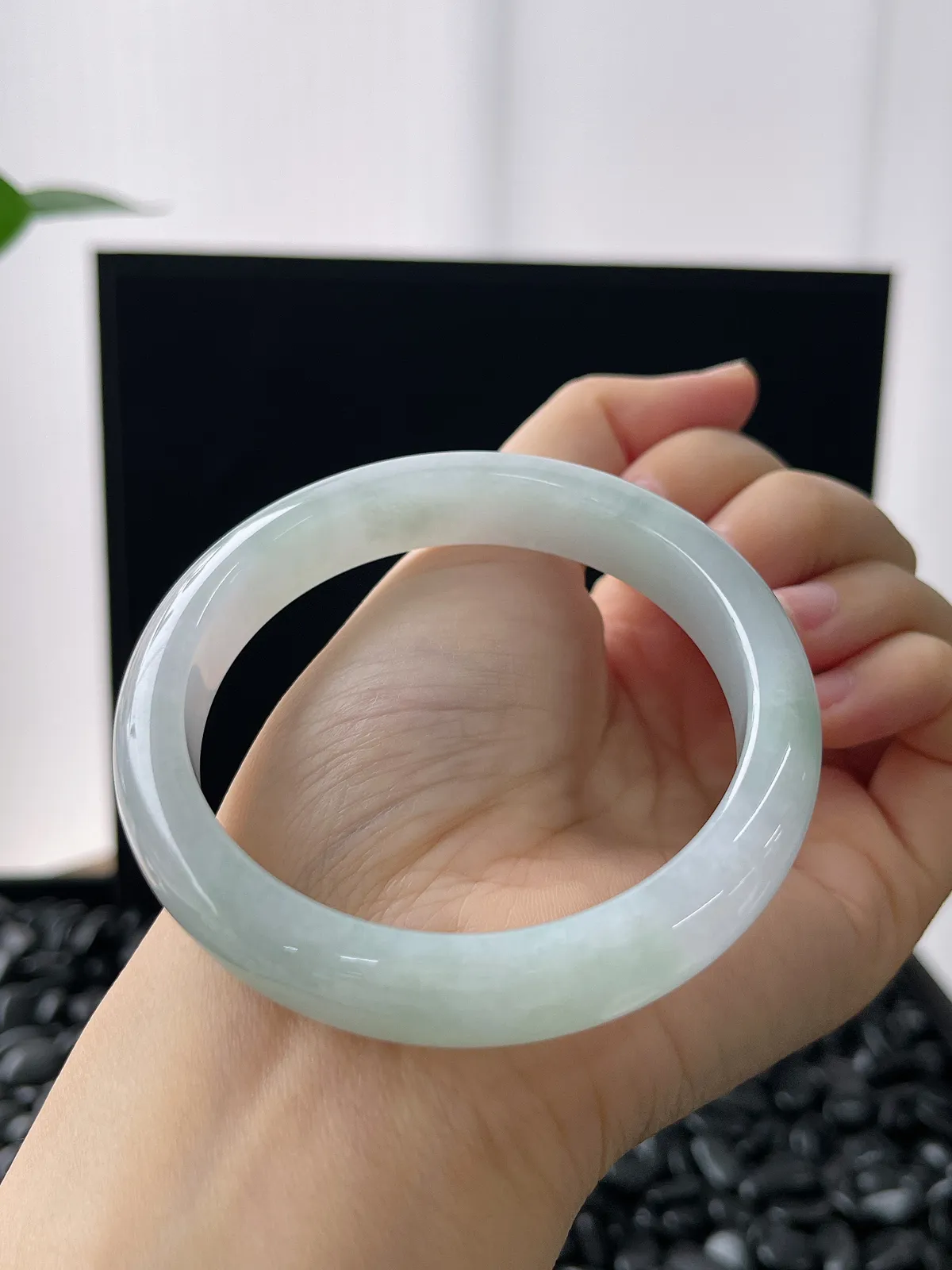 正圈56.8圈口，翡翠冰糯淡绿色手镯