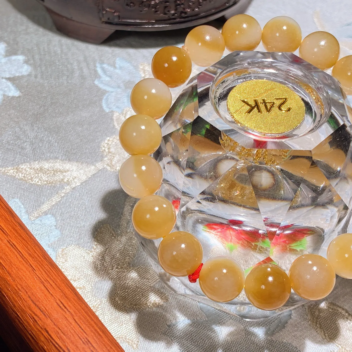 新疆和田玉羊脂白且末糖圆珠手串。单颗尺寸10重29.5克。玉质细腻油润。手推出油。佩戴高端典雅。lt