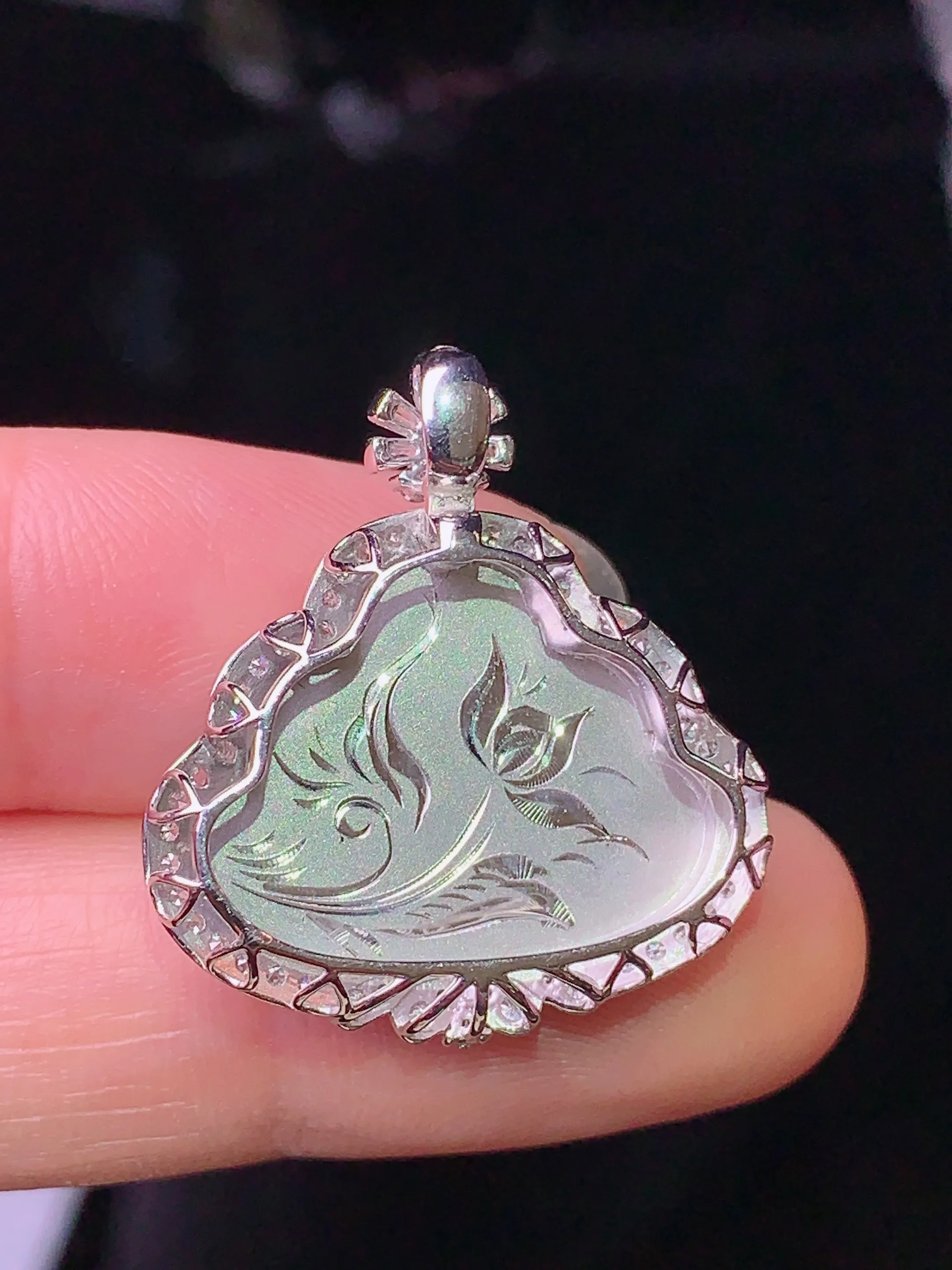 18k金钻镶嵌满绿佛公吊坠 玉质细腻 色泽清新艳丽 整体尺寸25.6*23*7.2