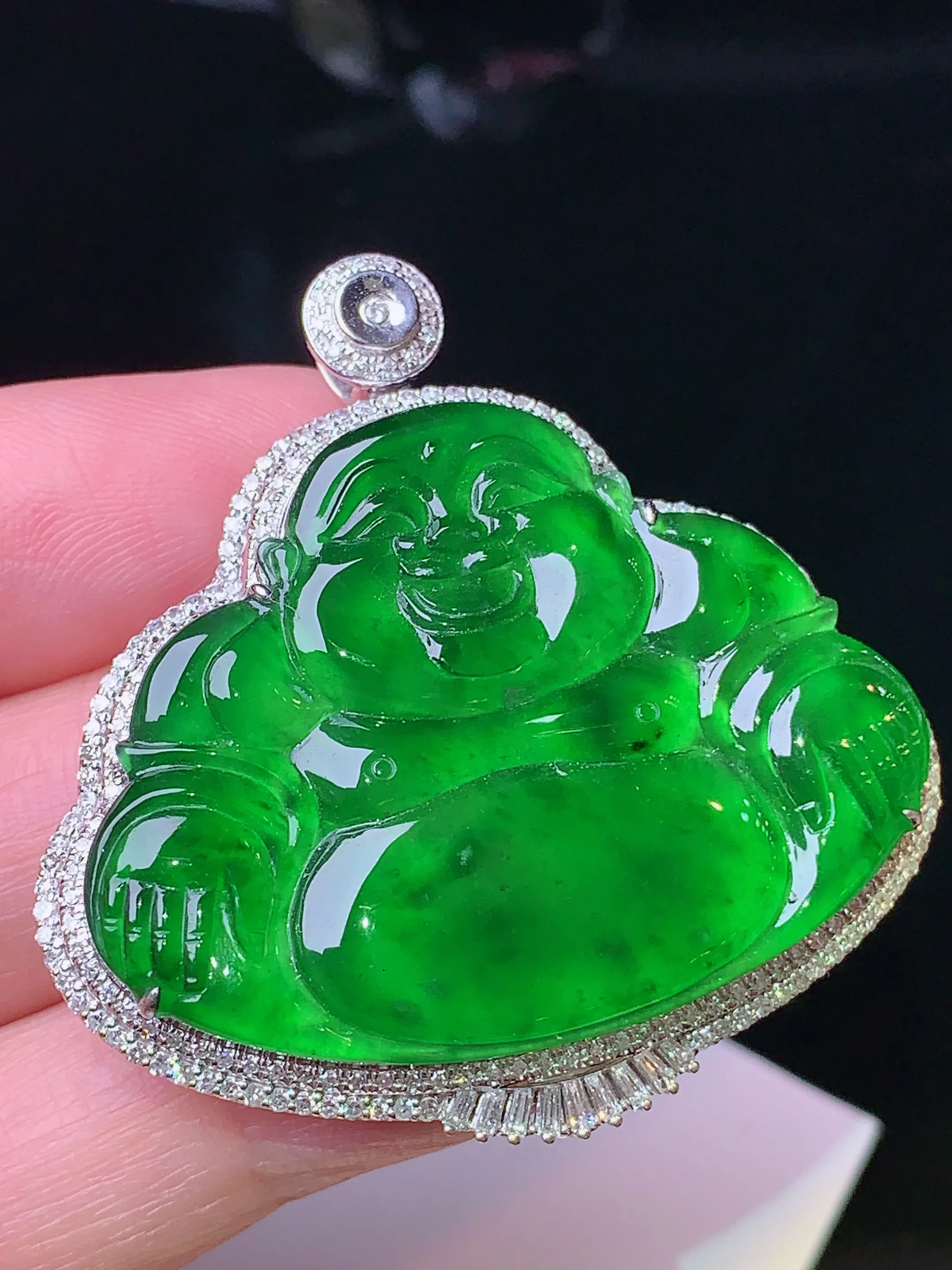 18k金钻镶嵌满绿佛公吊坠 玉质细腻 色泽清新艳丽 整体尺寸41.6*41.7*9