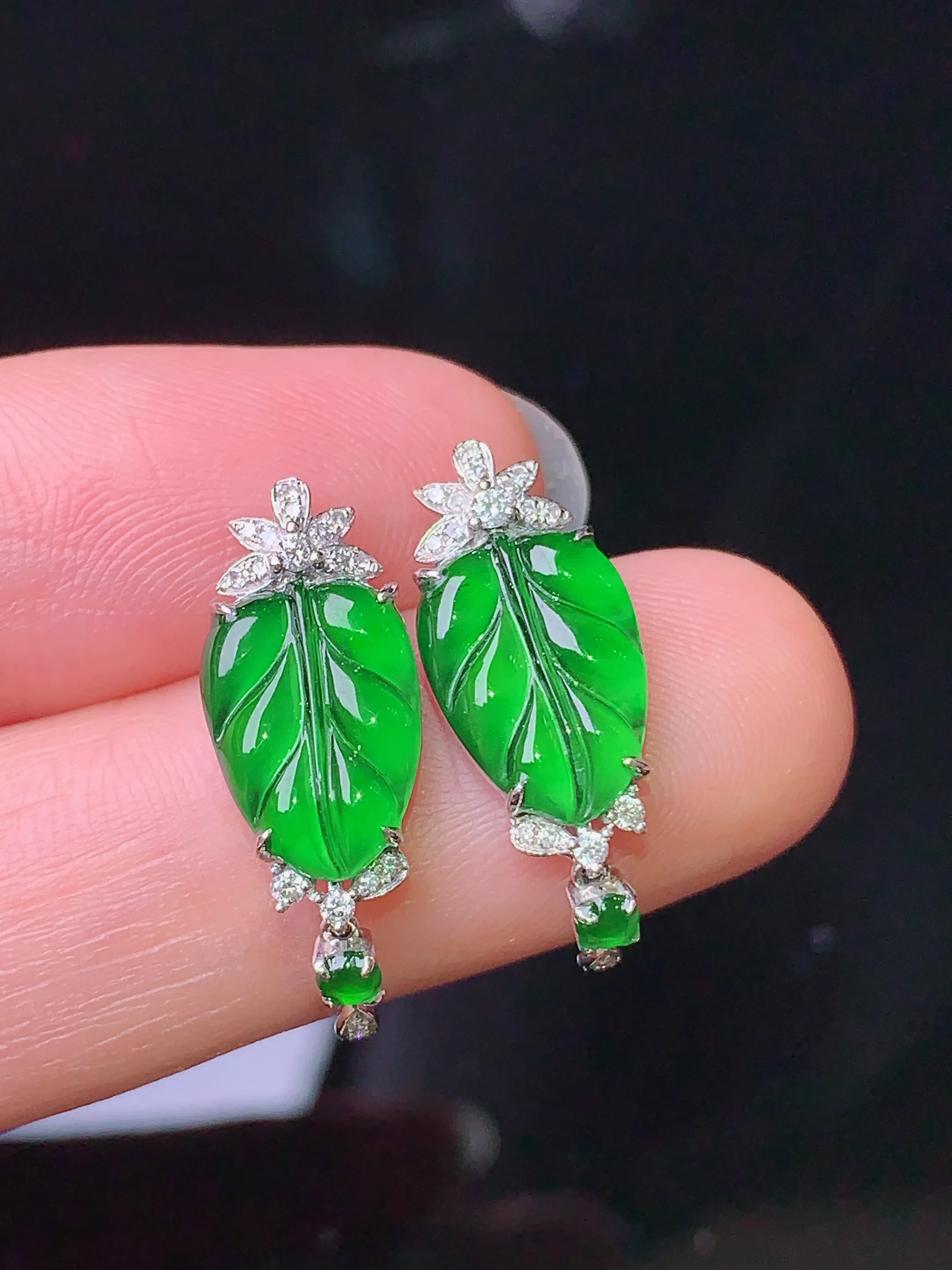 18k金钻镶嵌满绿树叶耳坠 玉质细腻 色泽清新艳丽 整体尺寸22.5*8*3.8