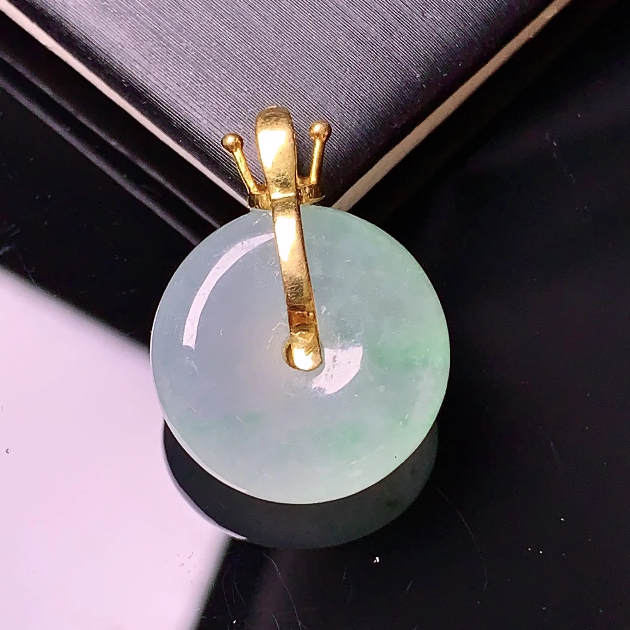 18k金钻镶嵌飘绿平安扣吊坠 玉质细腻 色泽清新艳丽 整体尺寸21.8*16.3*6.2