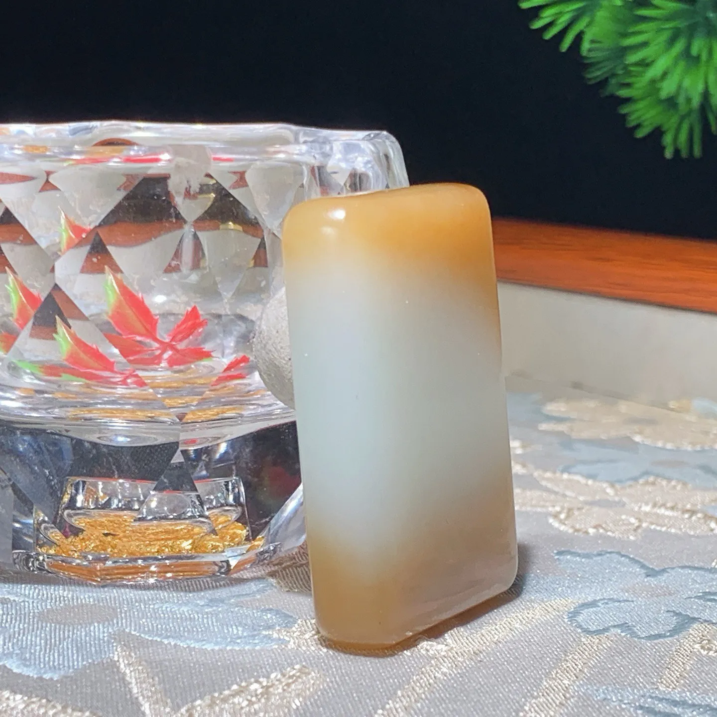 新疆和田玉且末糖平安无事牌挂件。尺寸45/30/10重34.5克。玉质细腻油润。手推出油。佩戴高端典雅。lt251118