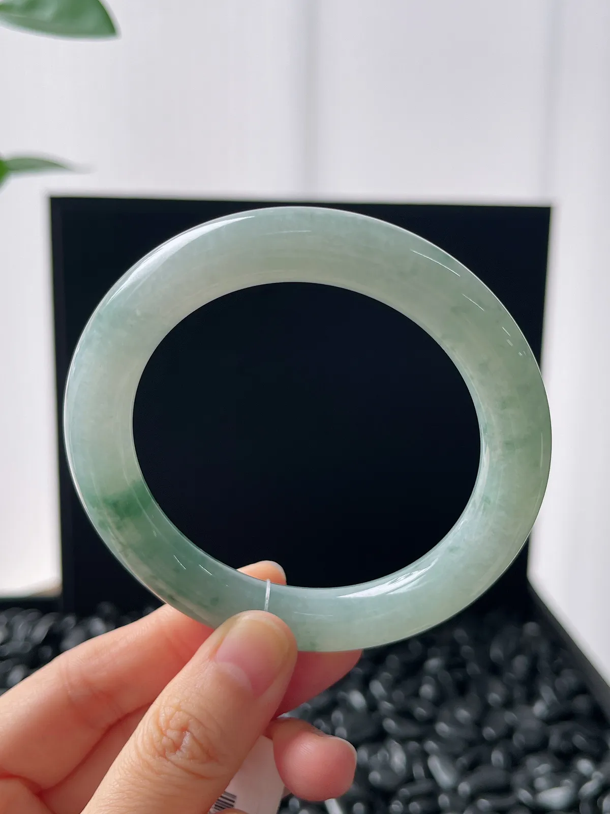 圆镯57圈口，翡翠糯化种飘绿手镯