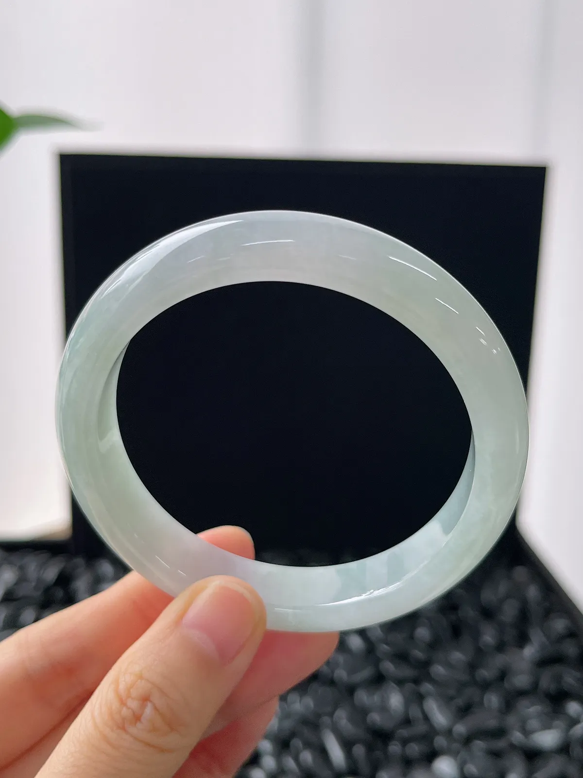 正圈56.8圈口，翡翠冰糯淡绿色手镯