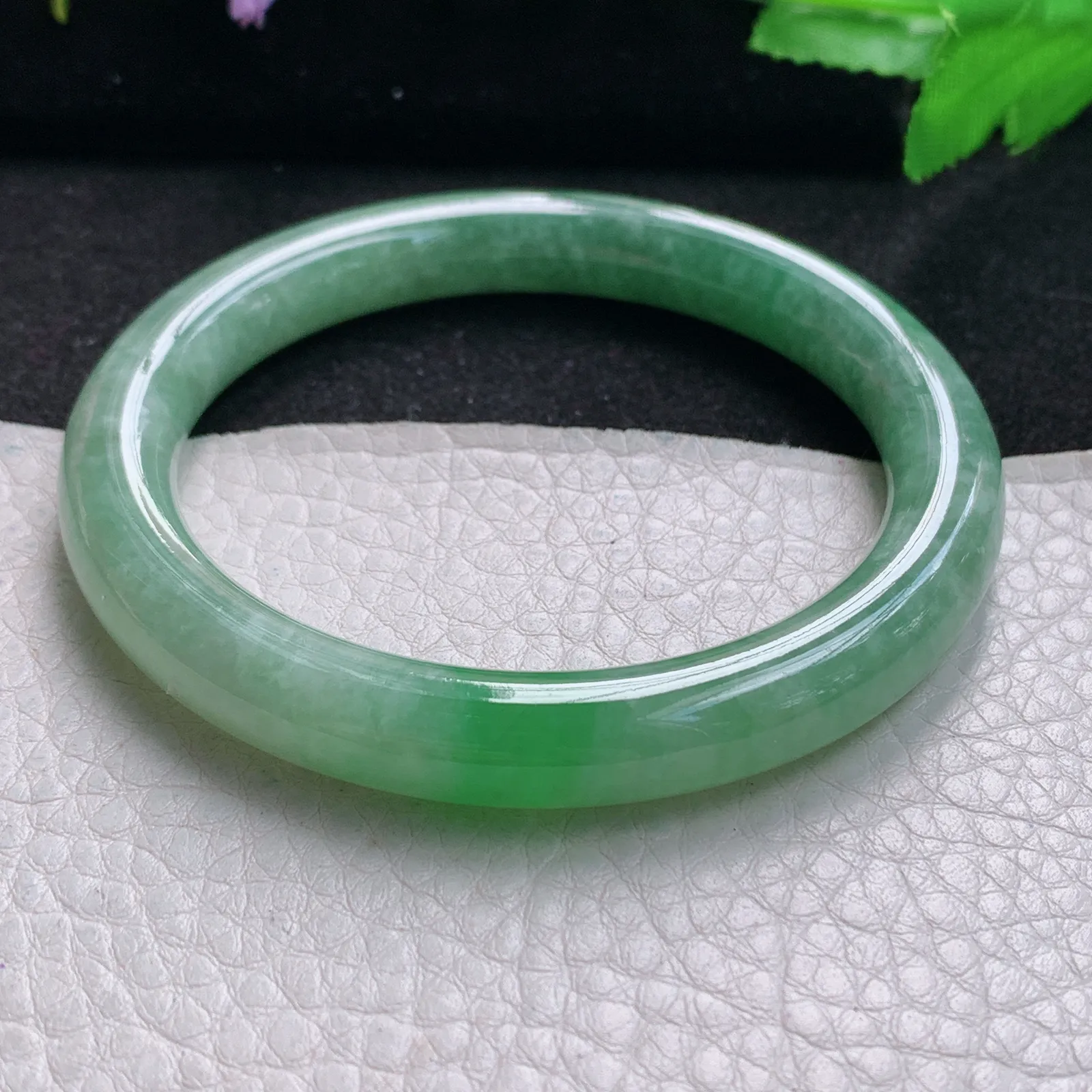 xx自然光56.5*9叮当镯 缅甸翡翠玉手镯飘绿秀气圆条玉手环 美人镯