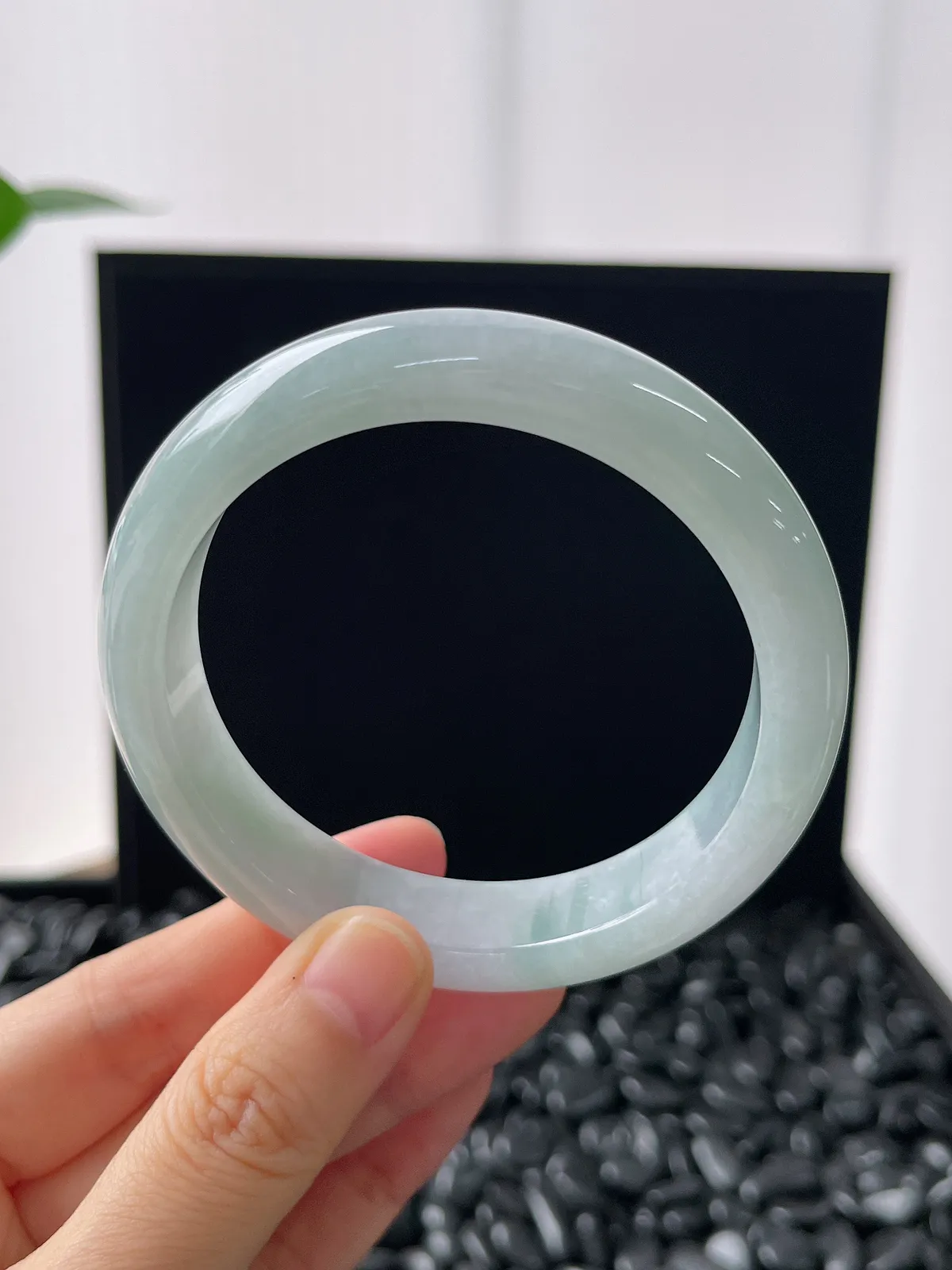 正圈58圈口，翡翠糯化种浅绿色手镯