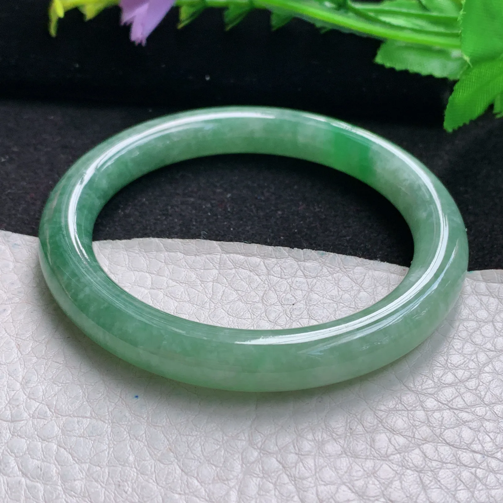 xx自然光56.5*9叮当镯 缅甸翡翠玉手镯飘绿秀气圆条玉手环 美人镯