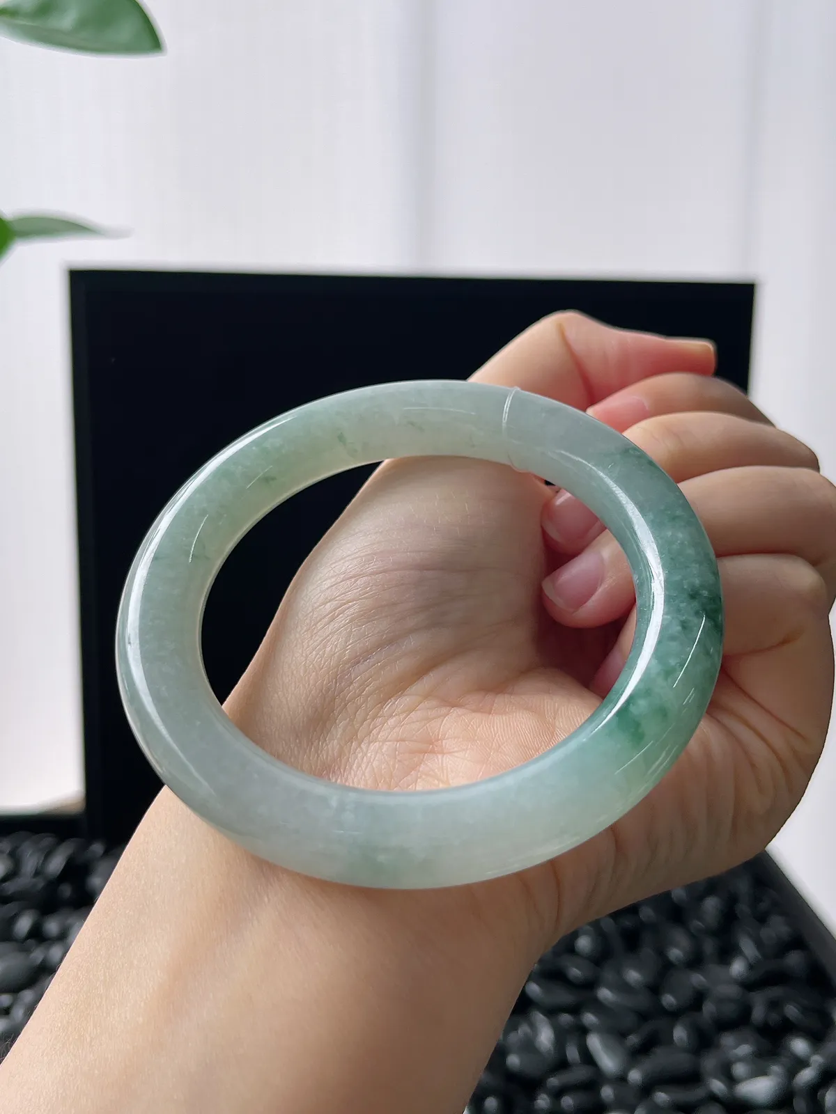 圆镯57圈口，翡翠糯化种飘绿手镯