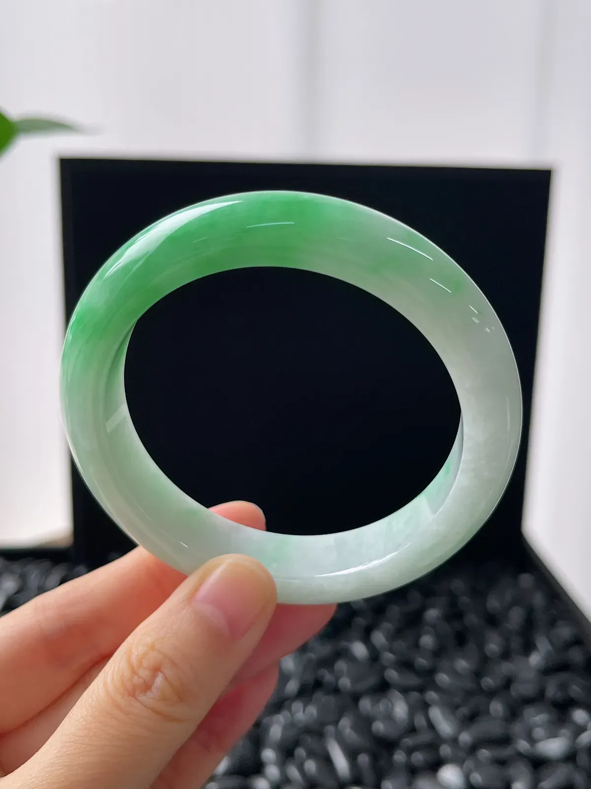 正圈55.8圈口，翡翠糯化种飘绿手镯