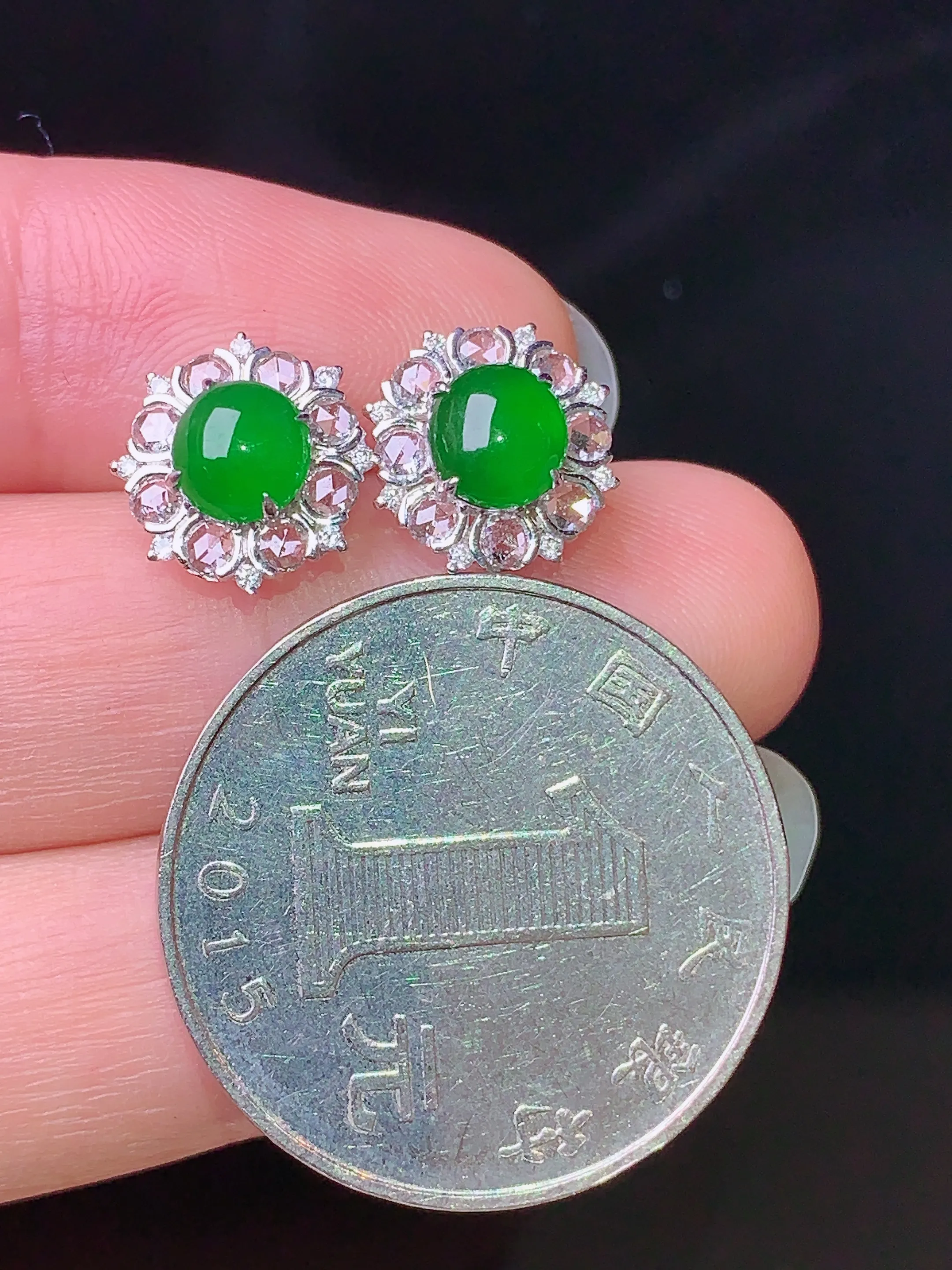 18k金钻镶嵌满绿蛋面耳钉 玉质细腻 色泽清新艳丽 整体尺寸10*4.2