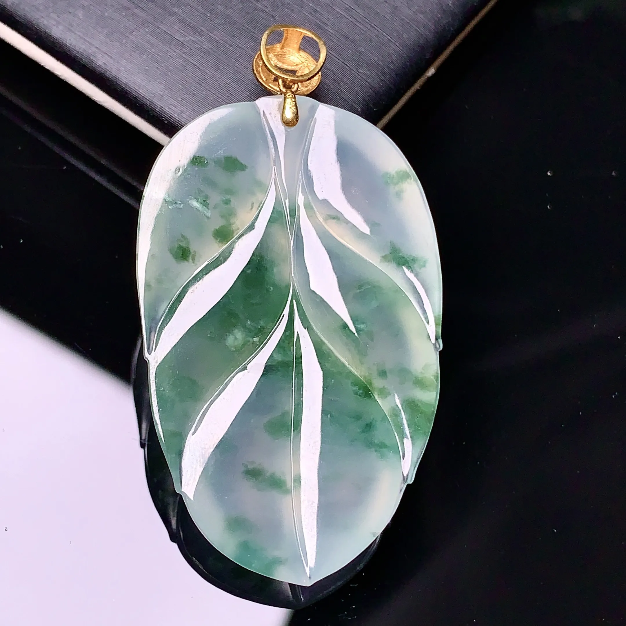 18k金镶嵌飘绿树叶吊坠 玉质细腻 色泽清新艳丽 整体尺寸45.3*24.6*5.8