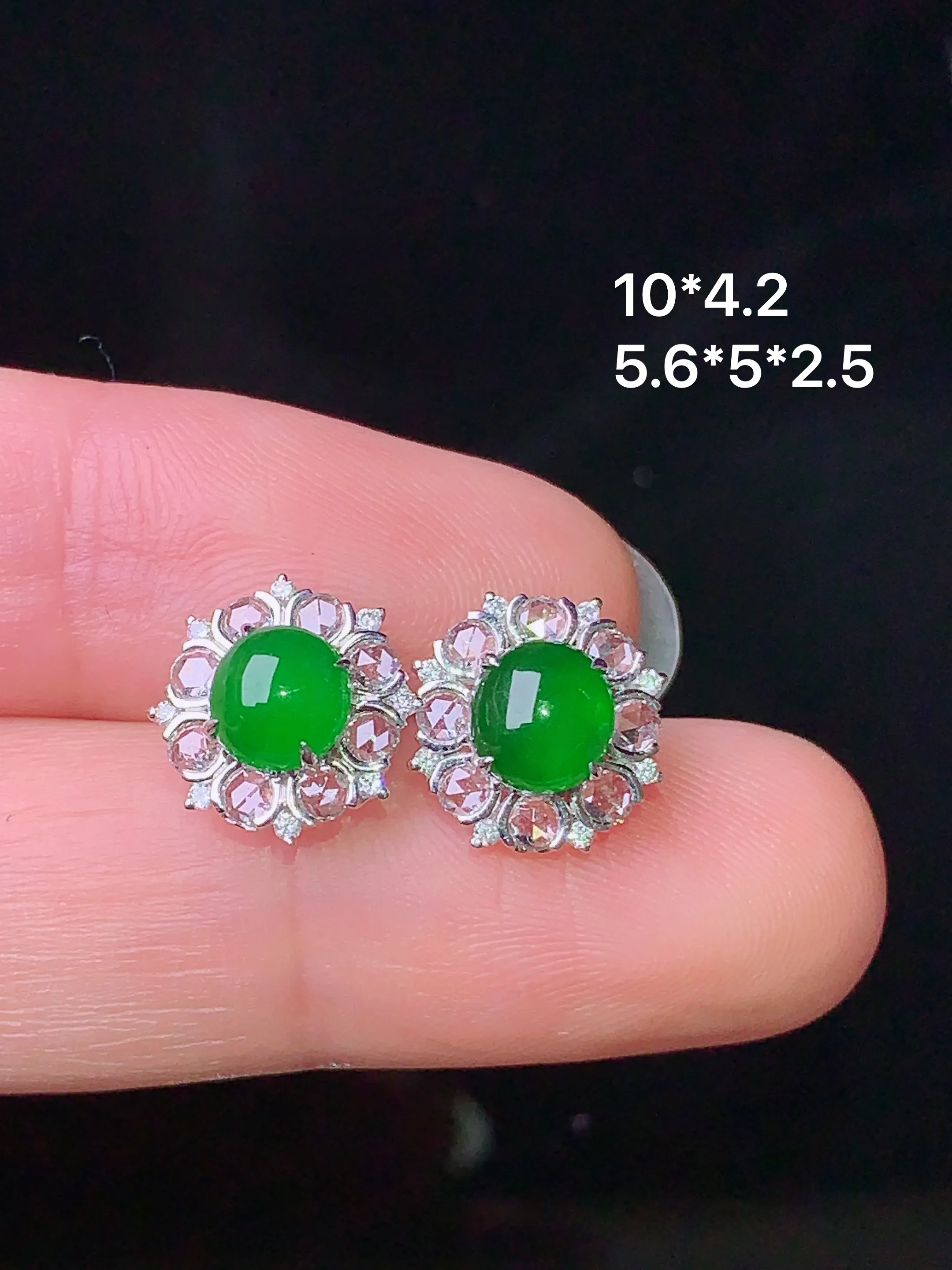 18k金钻镶嵌满绿蛋面耳钉 玉质细腻 色泽清新艳丽 整体尺寸10*4.2