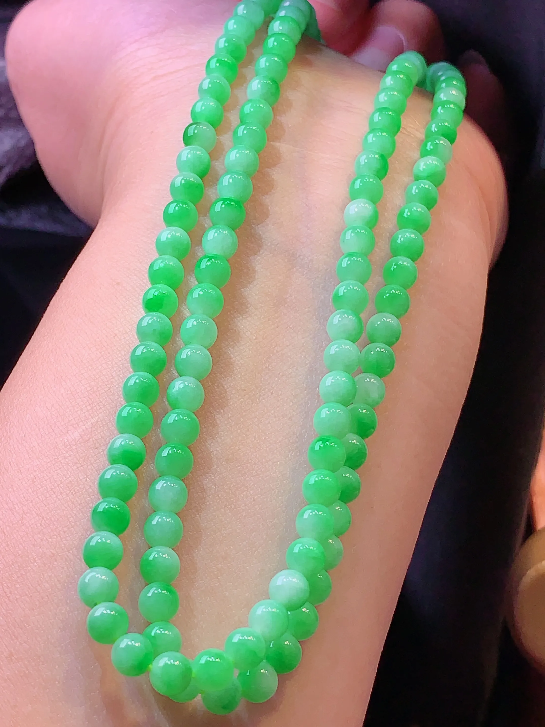 翠绿圆珠项链 玉质细腻 色泽清新艳丽 整体尺寸4.5