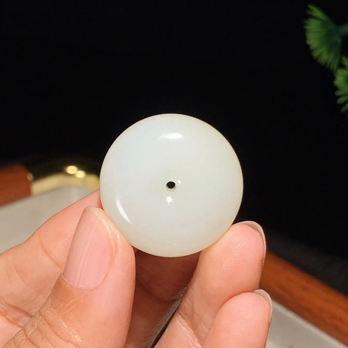 和田玉白玉俄糖且末糖平安扣挂件。尺寸27/13重16克。玉质细腻油润。手推出油。佩戴高端典雅。lt251118