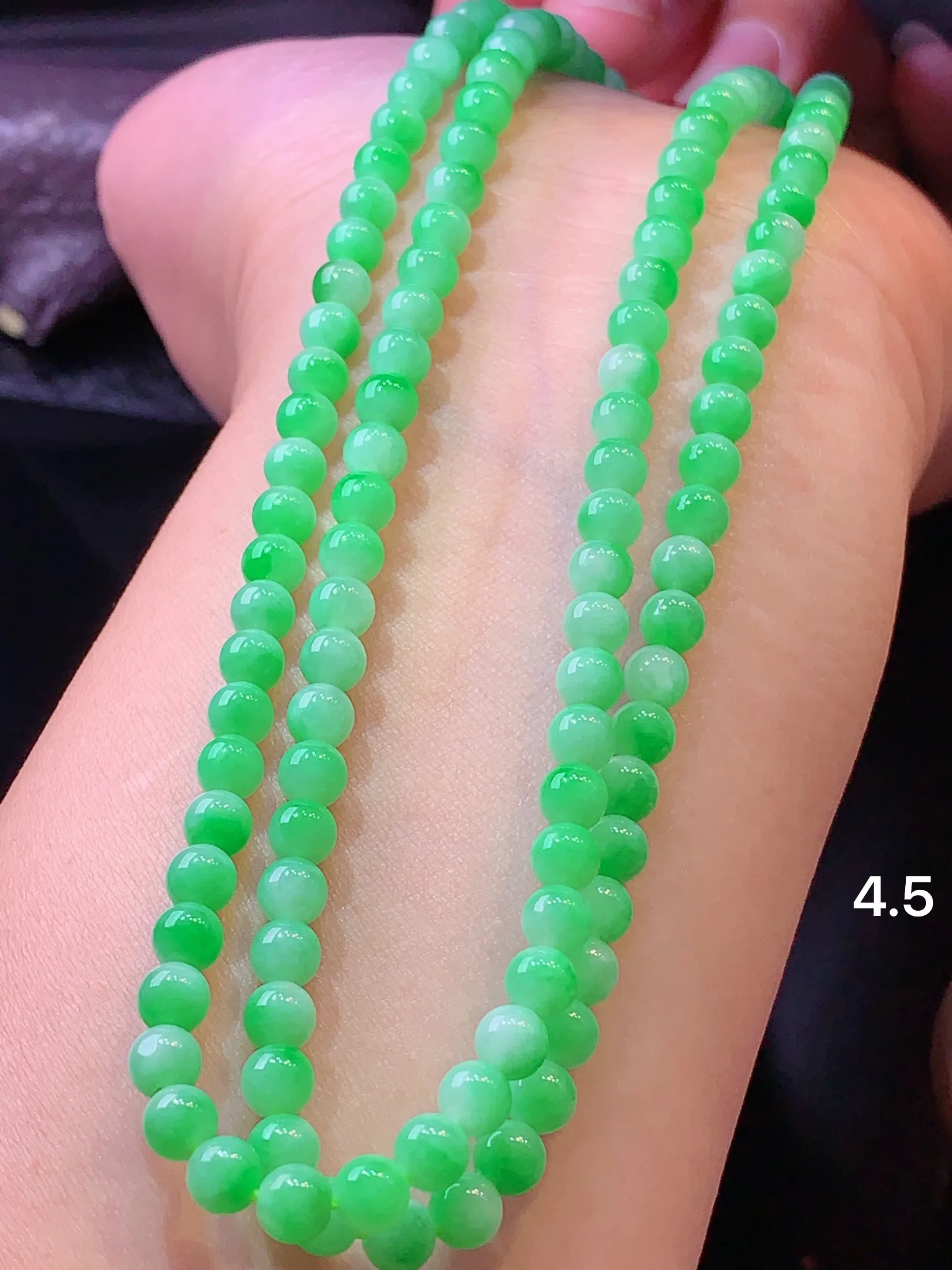 翠绿圆珠项链 玉质细腻 色泽清新艳丽 整体尺寸4.5