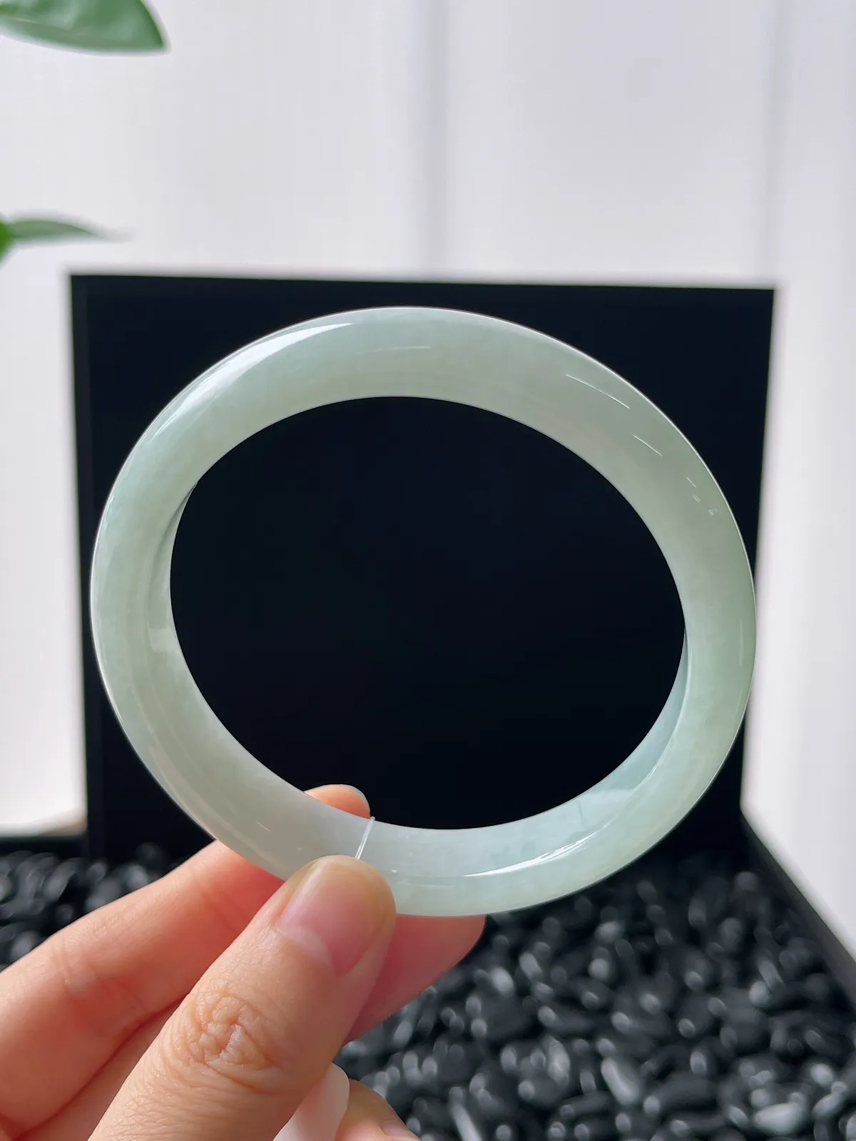 正圈60圈口，翡翠糯化种飘绿手镯