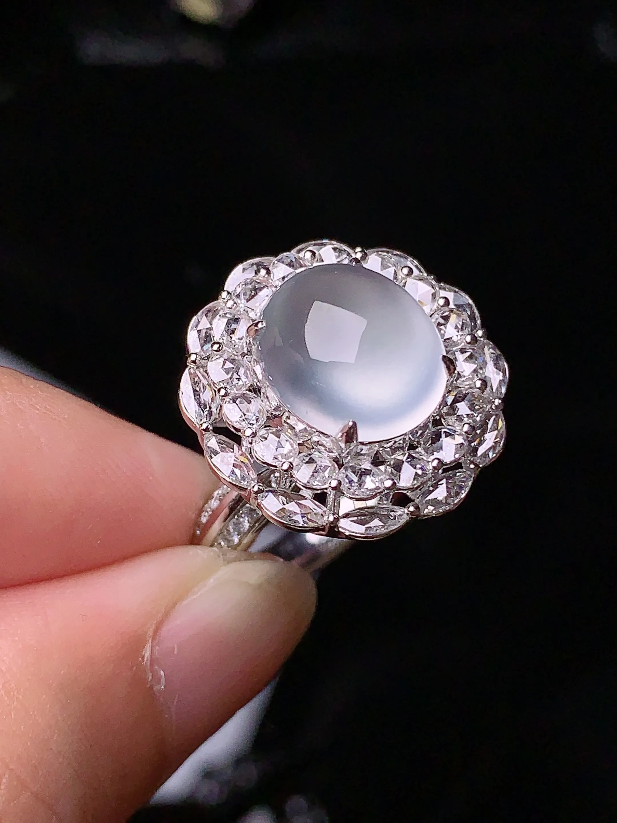 18k金钻镶嵌玻璃种蛋面戒指 玉质细腻 色泽清新艳丽 圈口14.5 整体尺寸19*18*12.8