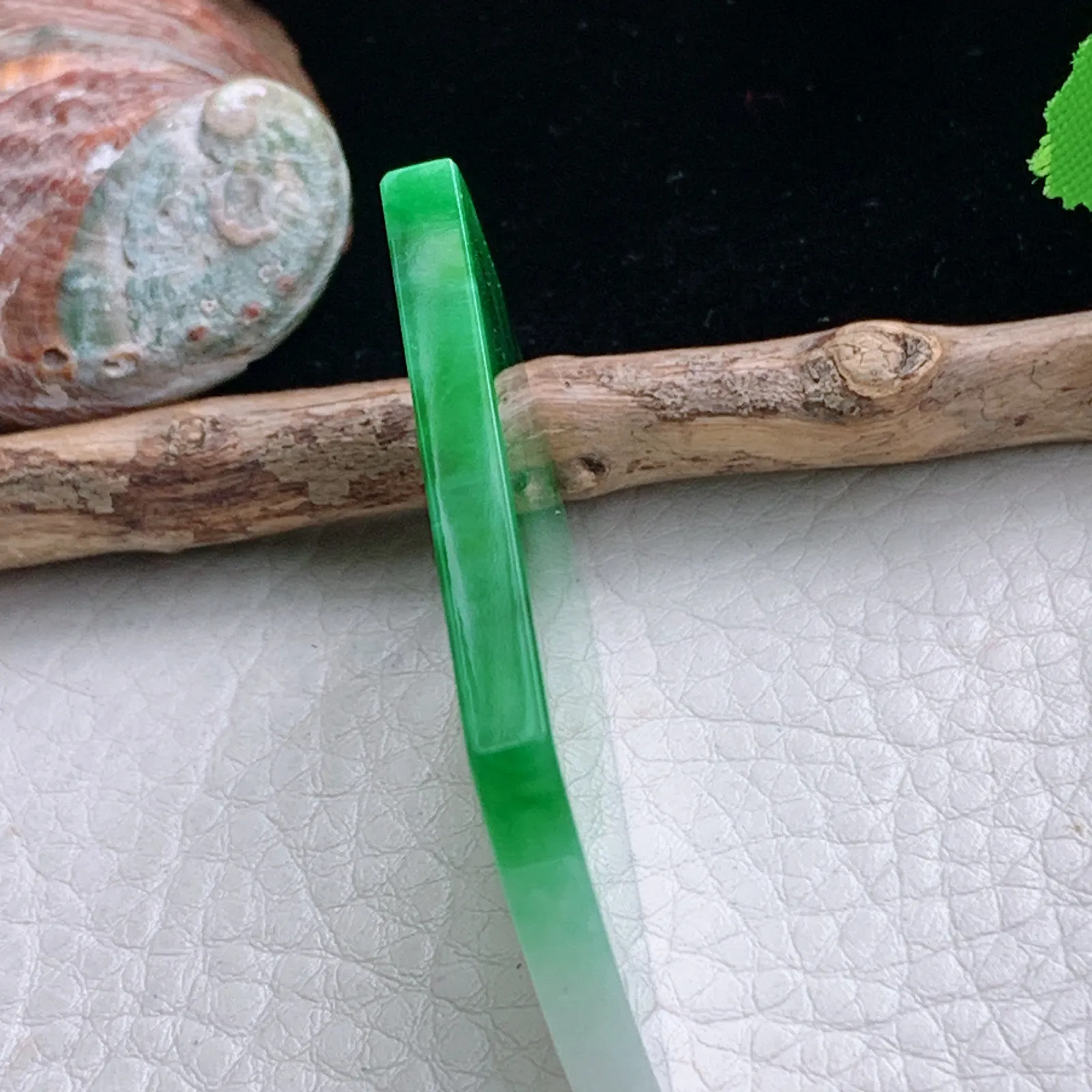 zzx自然光49.2*32.5*4.2天然缅甸翡翠辣绿平安无事牌玉吊坠 玉挂件