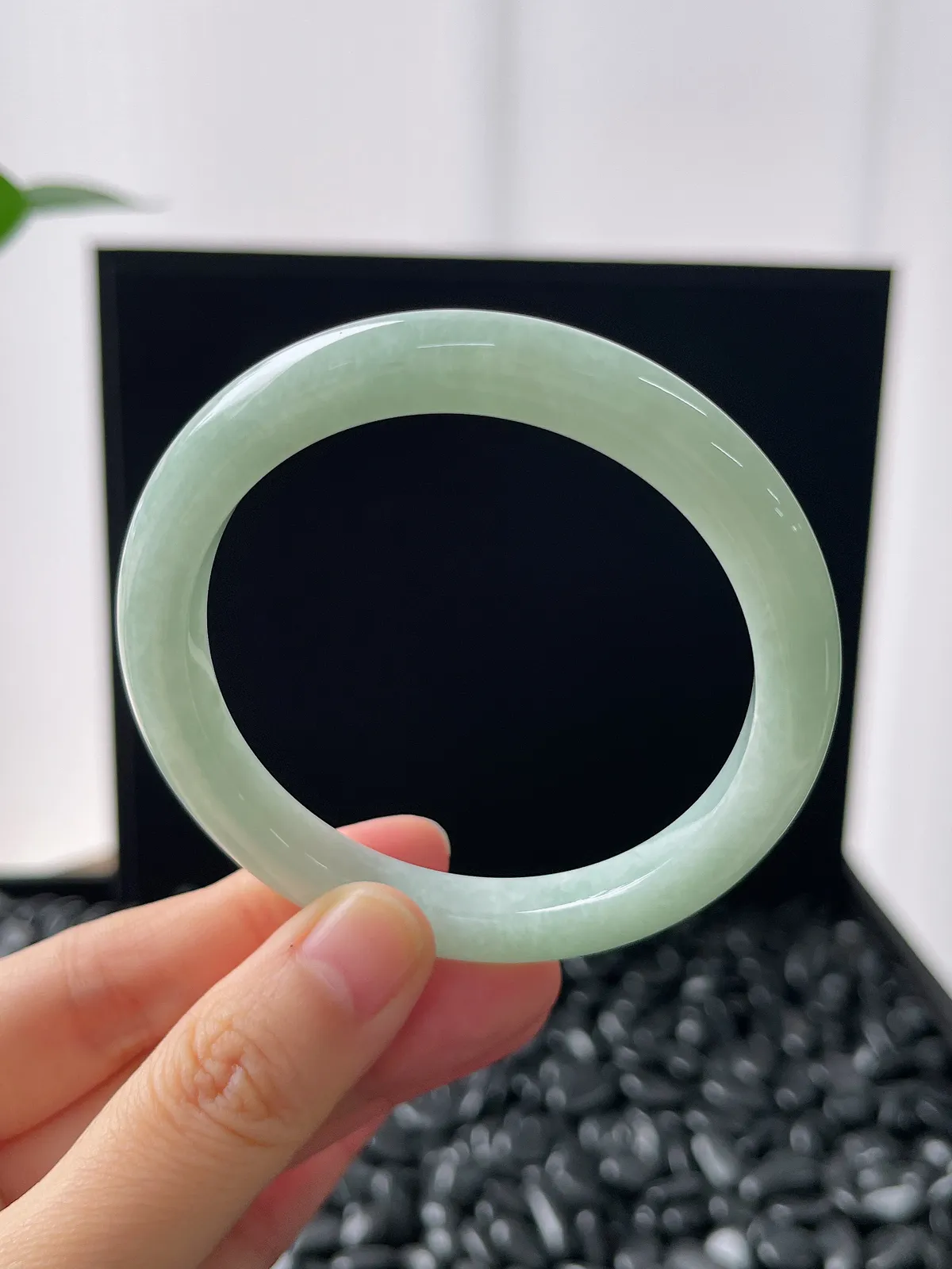 正圈54.7圈口，翡翠糯化种浅绿色手镯