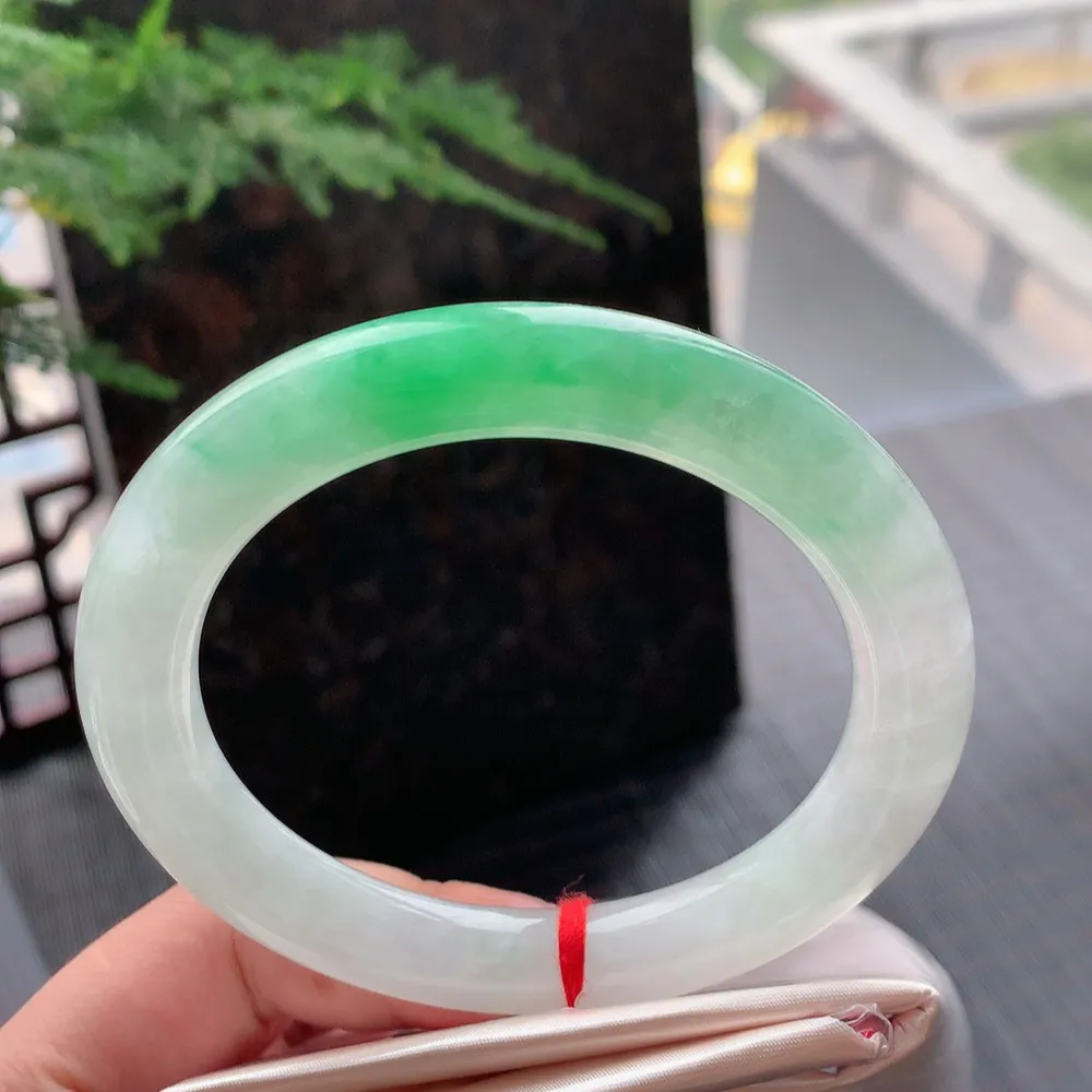 圆条冰糯阳绿 无瑕 尺寸:60.5/10.7 大圈口🥰🥰