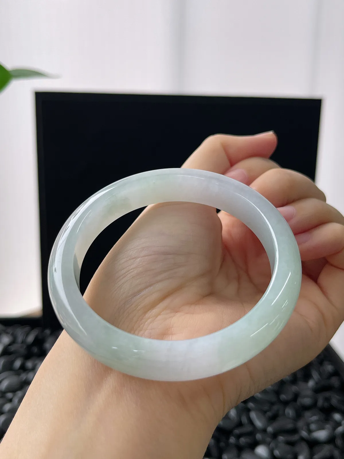 正圈56.8圈口，翡翠冰糯淡绿色手镯