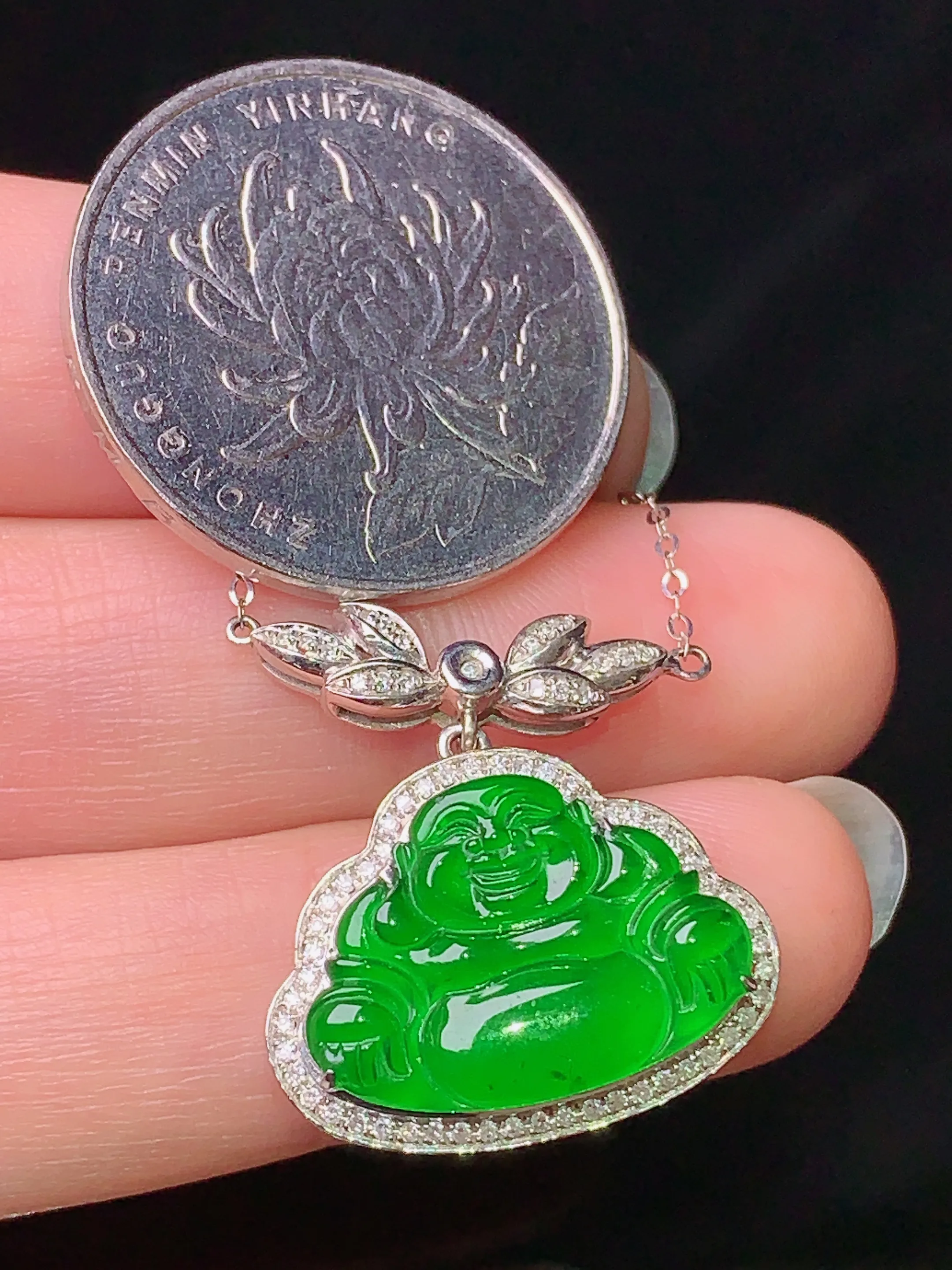 18k金钻镶嵌满绿佛公项链 玉质细腻 色泽清新艳丽 整体尺寸22.7*20.7*6.3