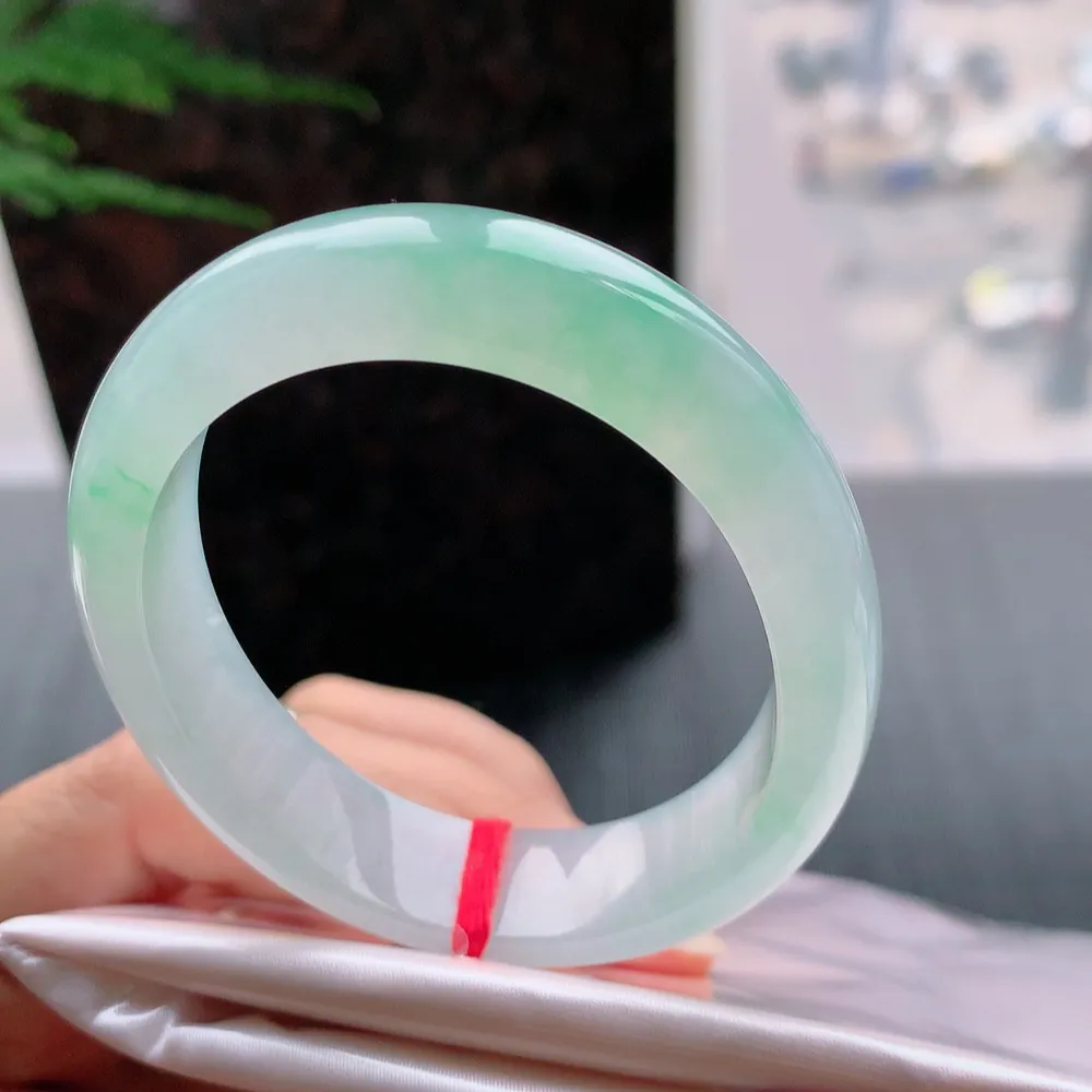 贵妃高冰阳绿 无瑕 尺寸:53.2/44.7/12.7/7.5 种色俱佳