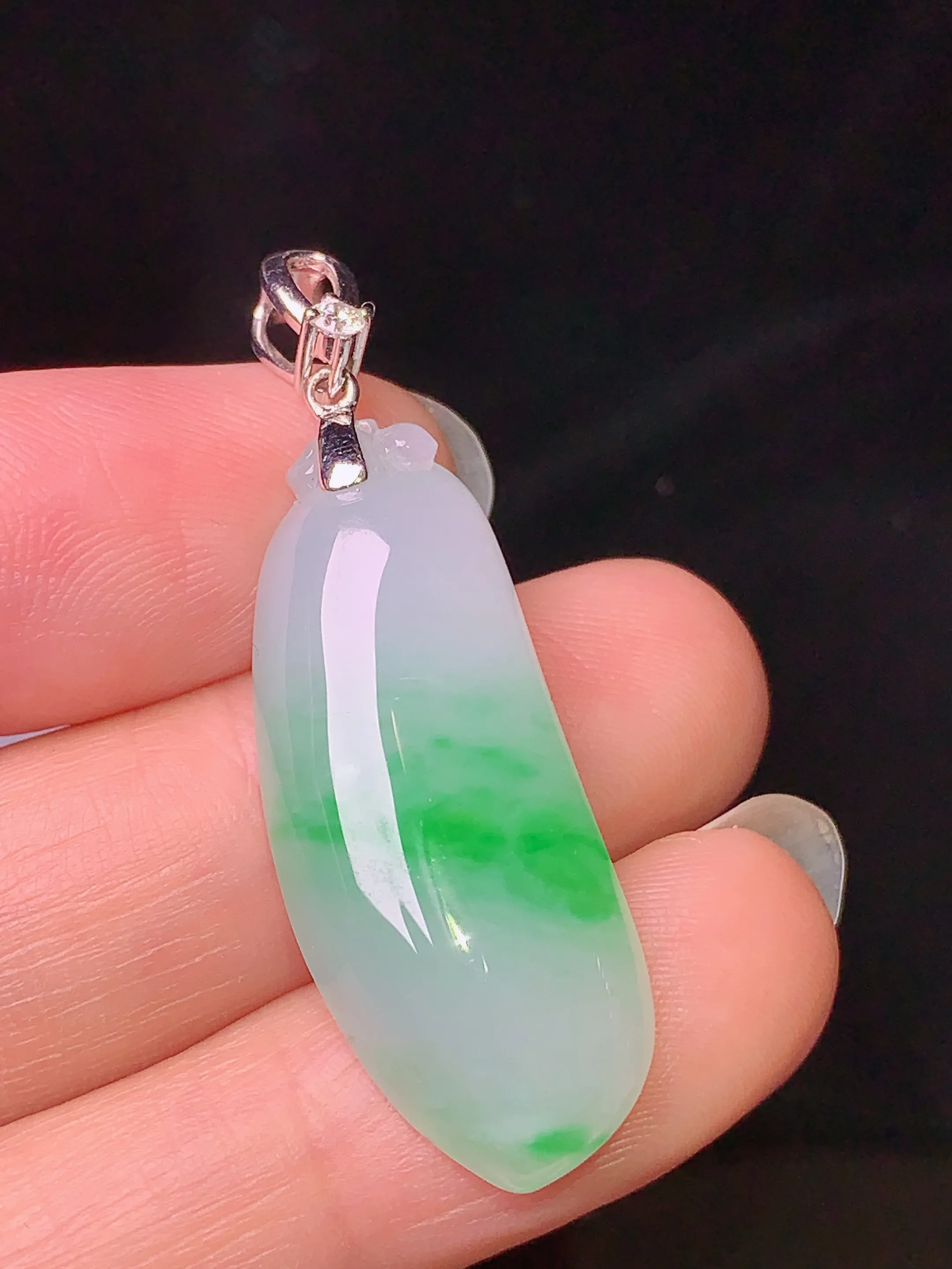 18k金镶嵌飘绿福瓜吊坠 玉质细腻 色泽清新艳丽 整体尺寸40.8*12.8*6