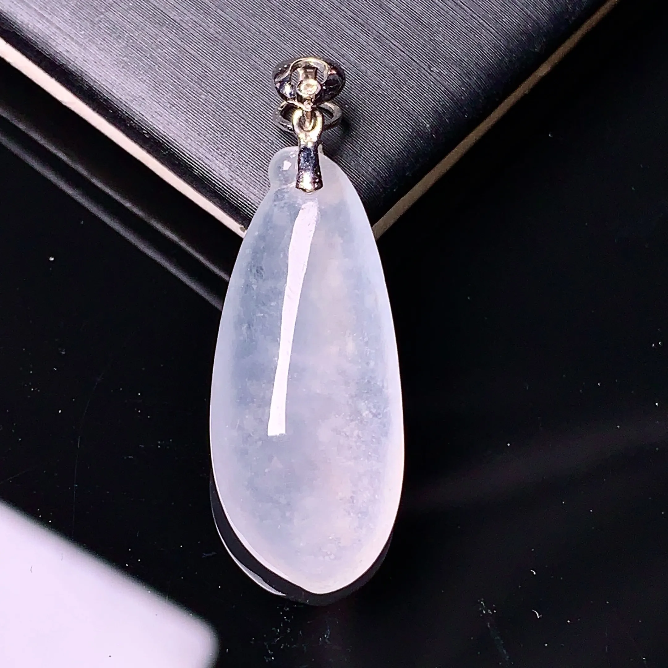 18k金镶嵌冰种福瓜吊坠 玉质细腻 色泽清新艳丽 整体尺寸31.6*11*5.5