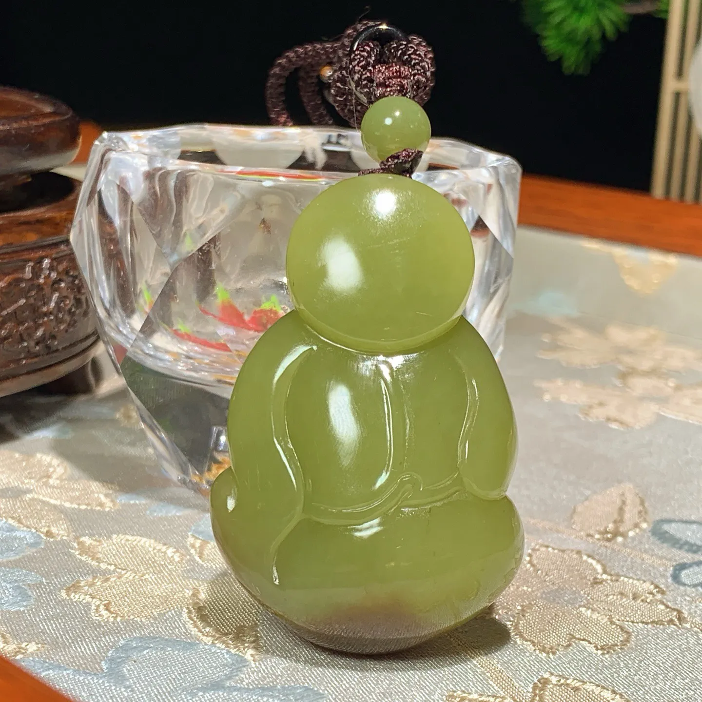 新疆和田玉若羌黄口料财神爷挂件。尺寸53/35/22重59克。玉质细腻油润。手推出油。佩戴高端典雅。lt251118