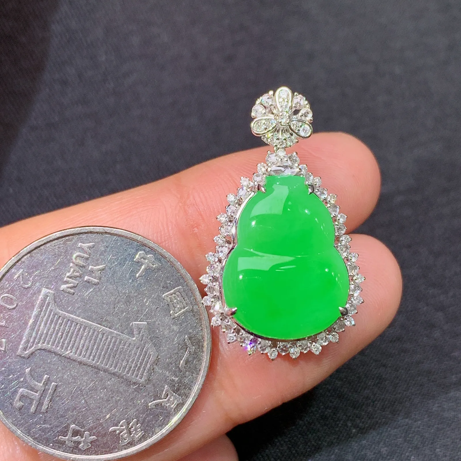 阳绿葫芦吊坠，18k金镶嵌，色泽鲜阳，冰润细腻，种水足 尺寸27.9*17*9
