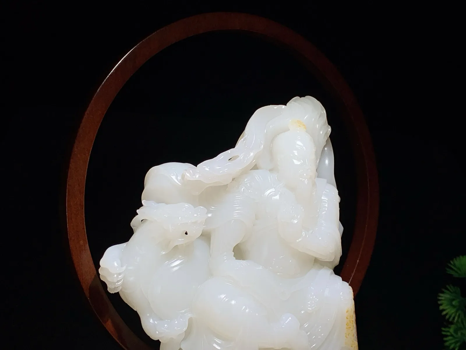 新疆和田玉羊脂白玉武财神关公摆件。尺寸155/122/36重925克。玉质细腻油润。无裂无杂无结构。手推出油。品相大气。lt251118