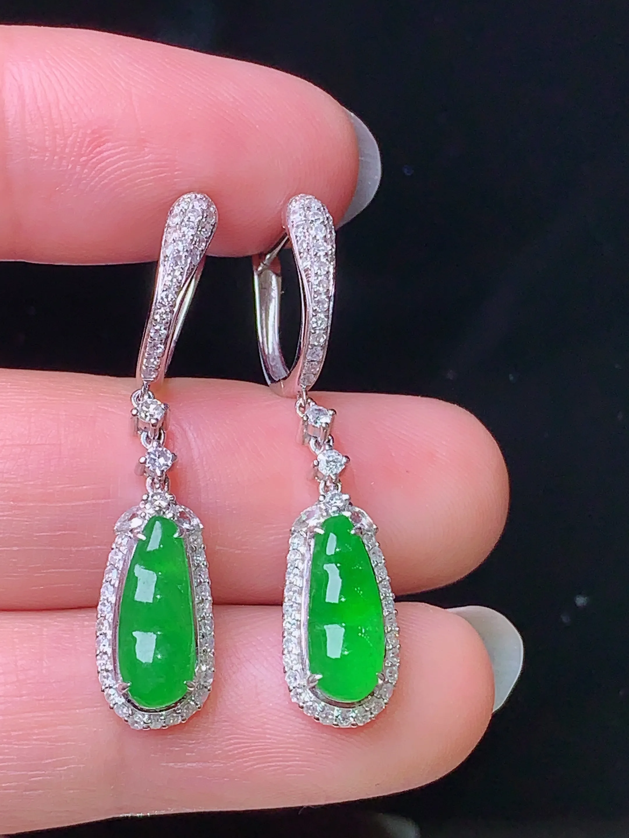 18k金钻镶嵌满绿四季豆耳坠 玉质细腻 色泽清新艳丽 整体尺寸33.8*7.2*5.6