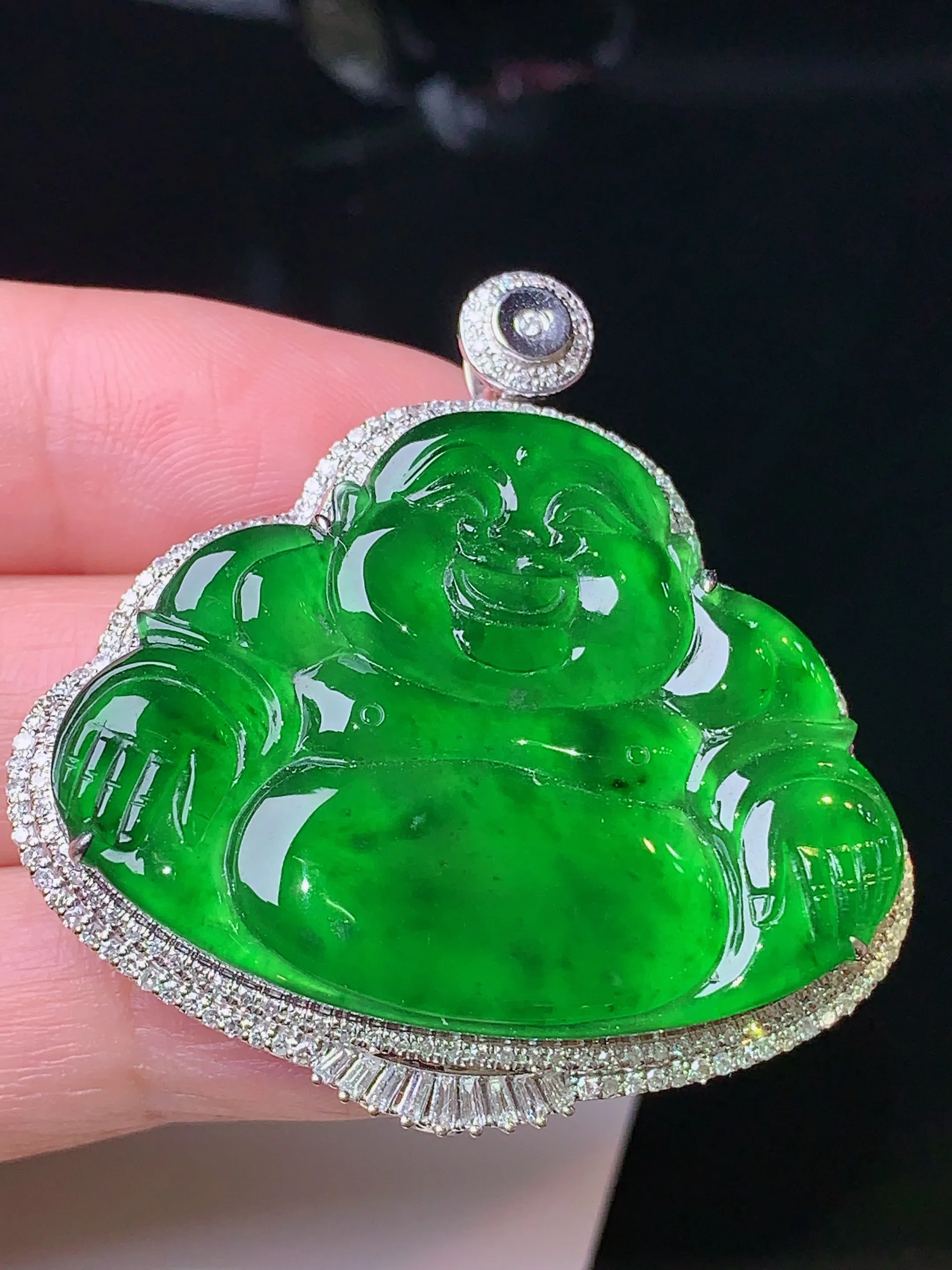 18k金钻镶嵌满绿佛公吊坠 玉质细腻 色泽清新艳丽 整体尺寸41.6*41.7*9