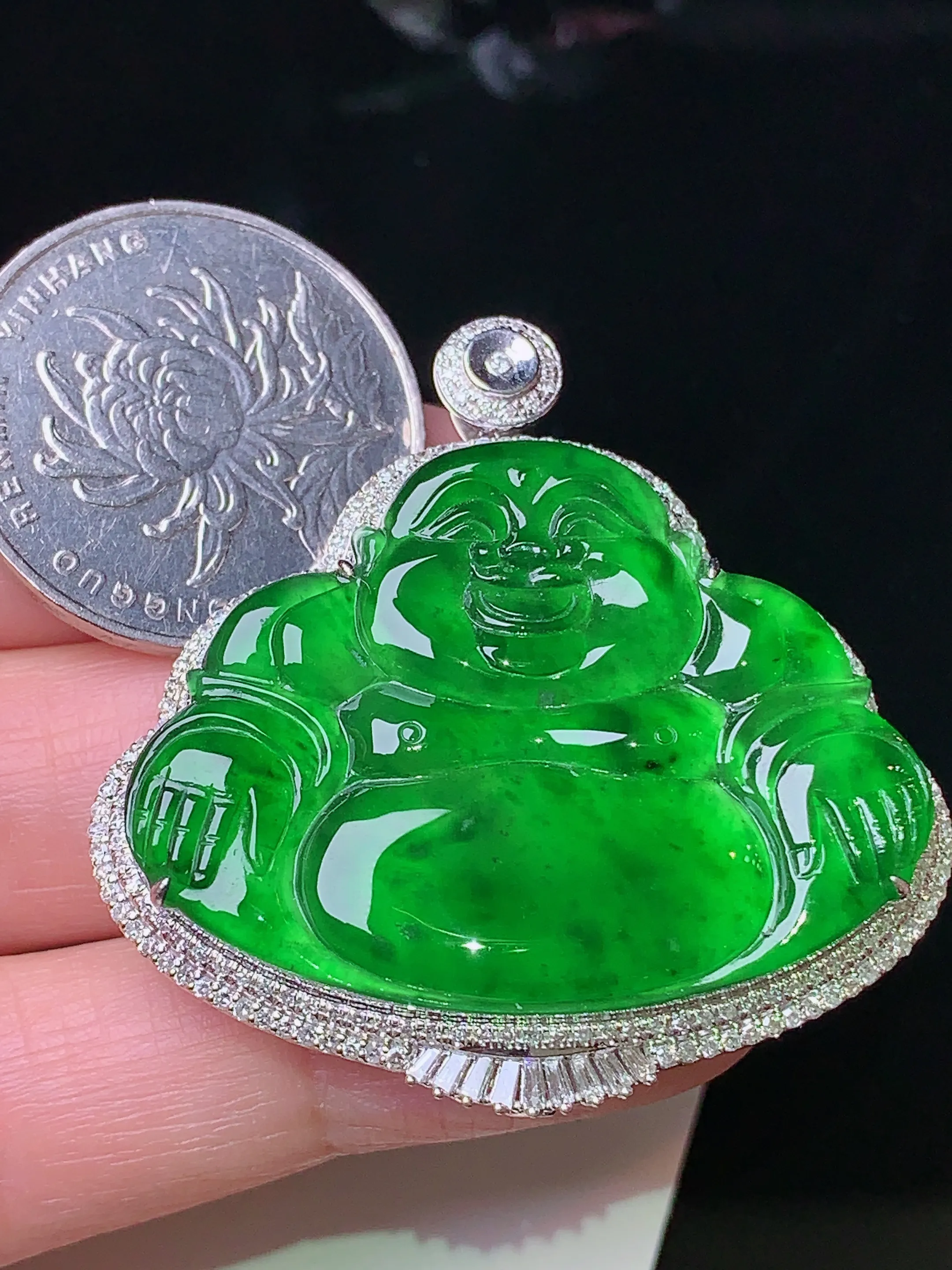 18k金钻镶嵌满绿佛公吊坠 玉质细腻 色泽清新艳丽 整体尺寸41.6*41.7*9
