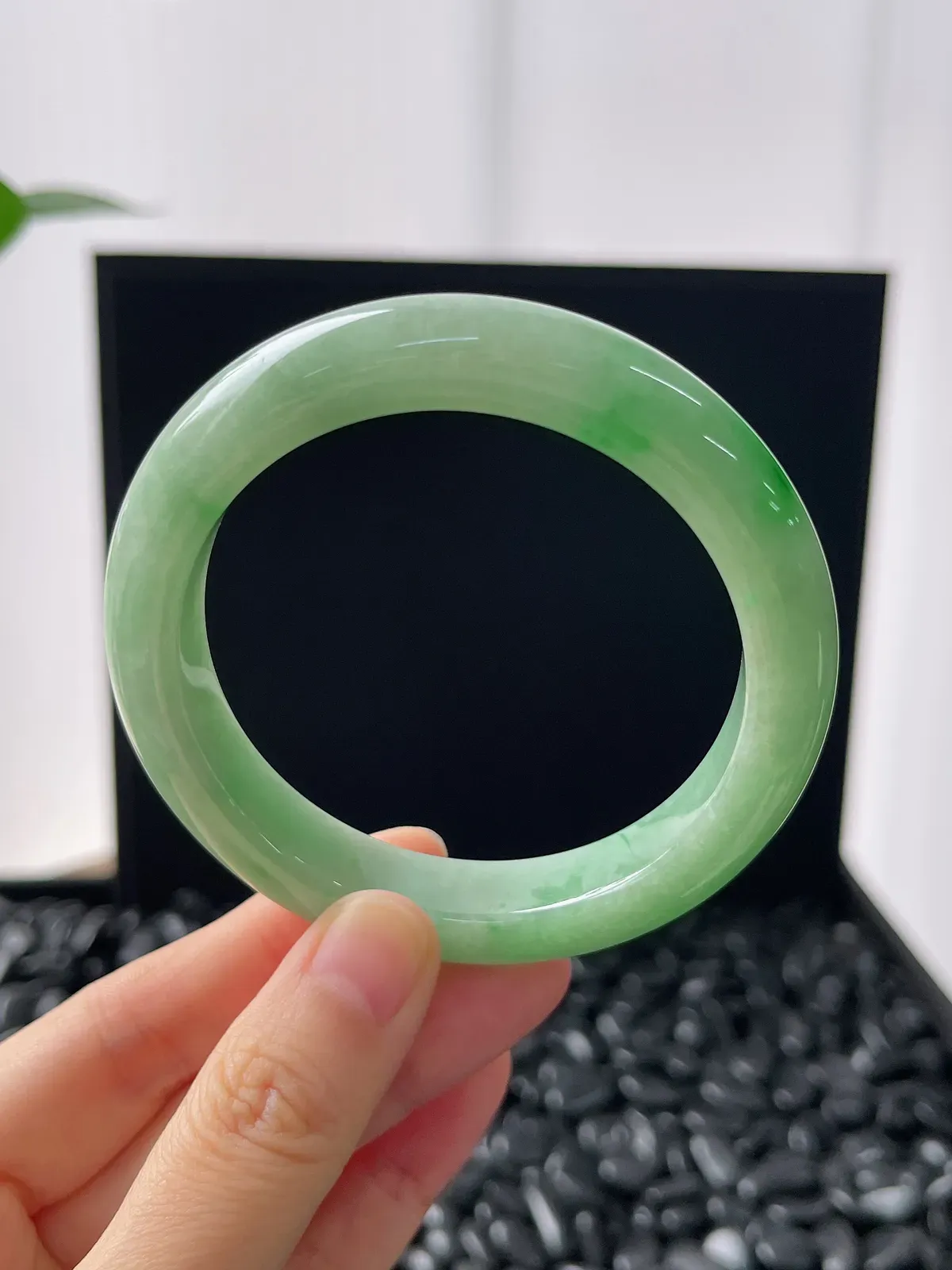 正圈56.3圈口，翡翠糯化种淡绿色手镯