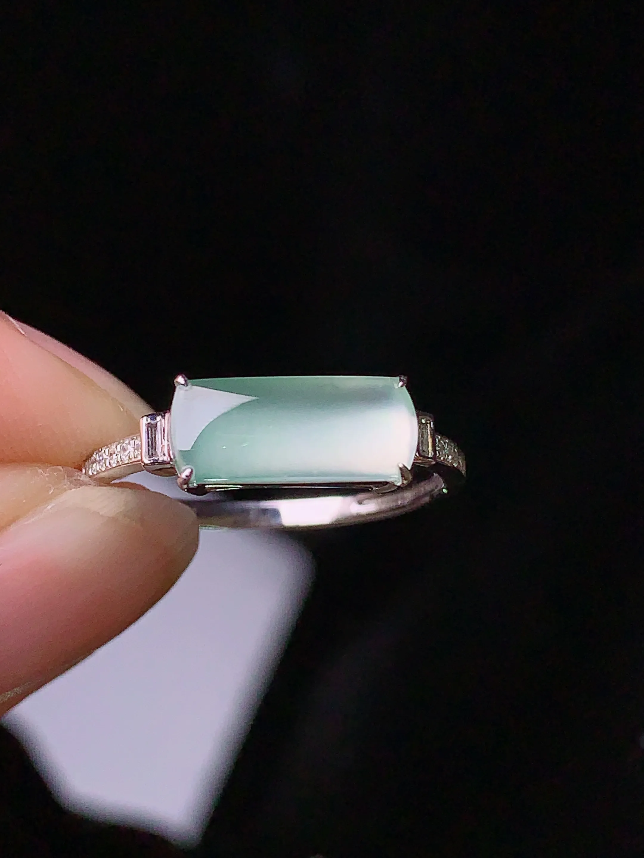 18k金钻镶嵌冰种马鞍戒指 玉质细腻 色泽清新艳丽 圈口14 裸石尺寸4.6*11*2