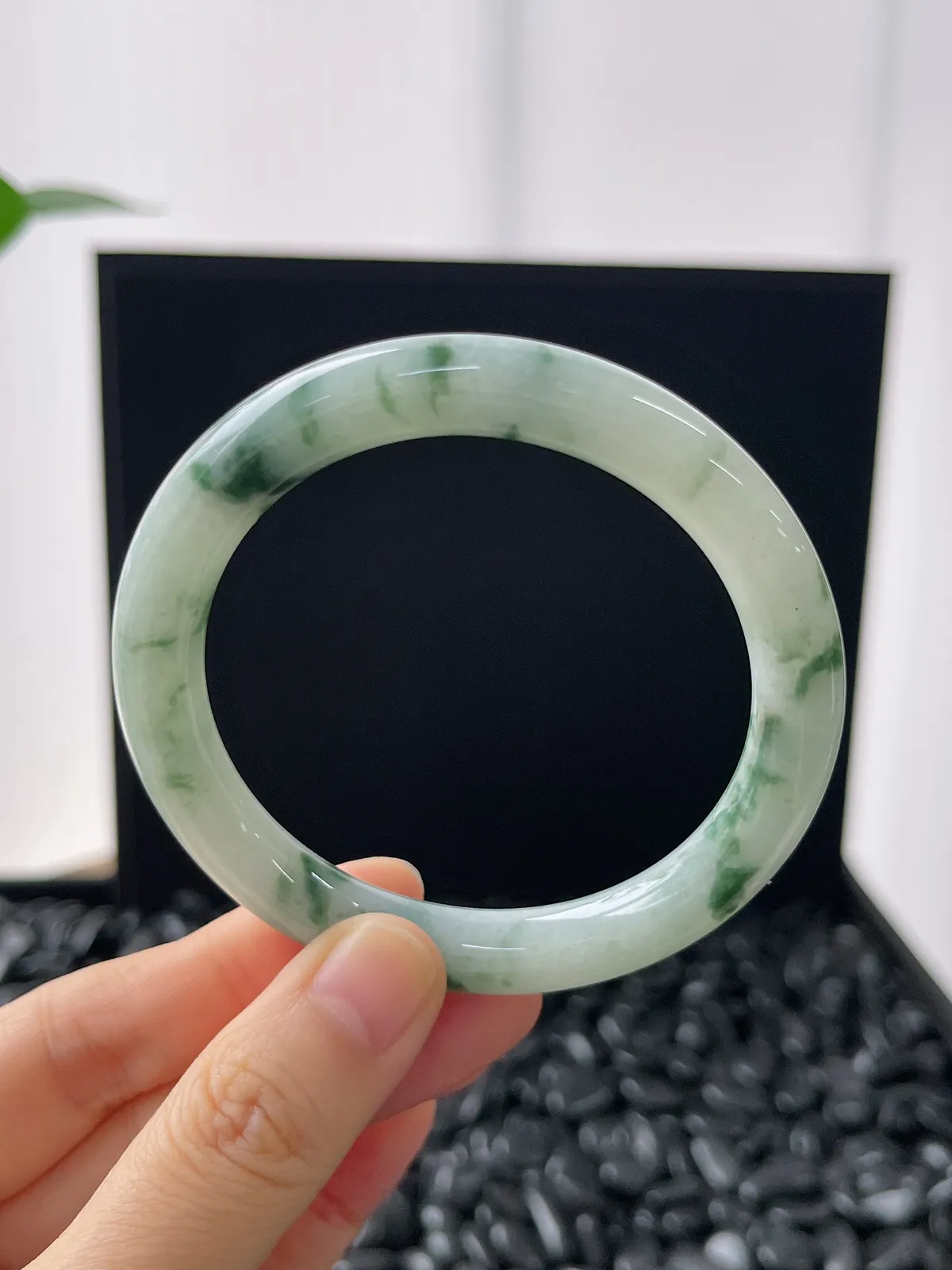 圆镯53.8圈口，翡翠糯化种飘花手镯