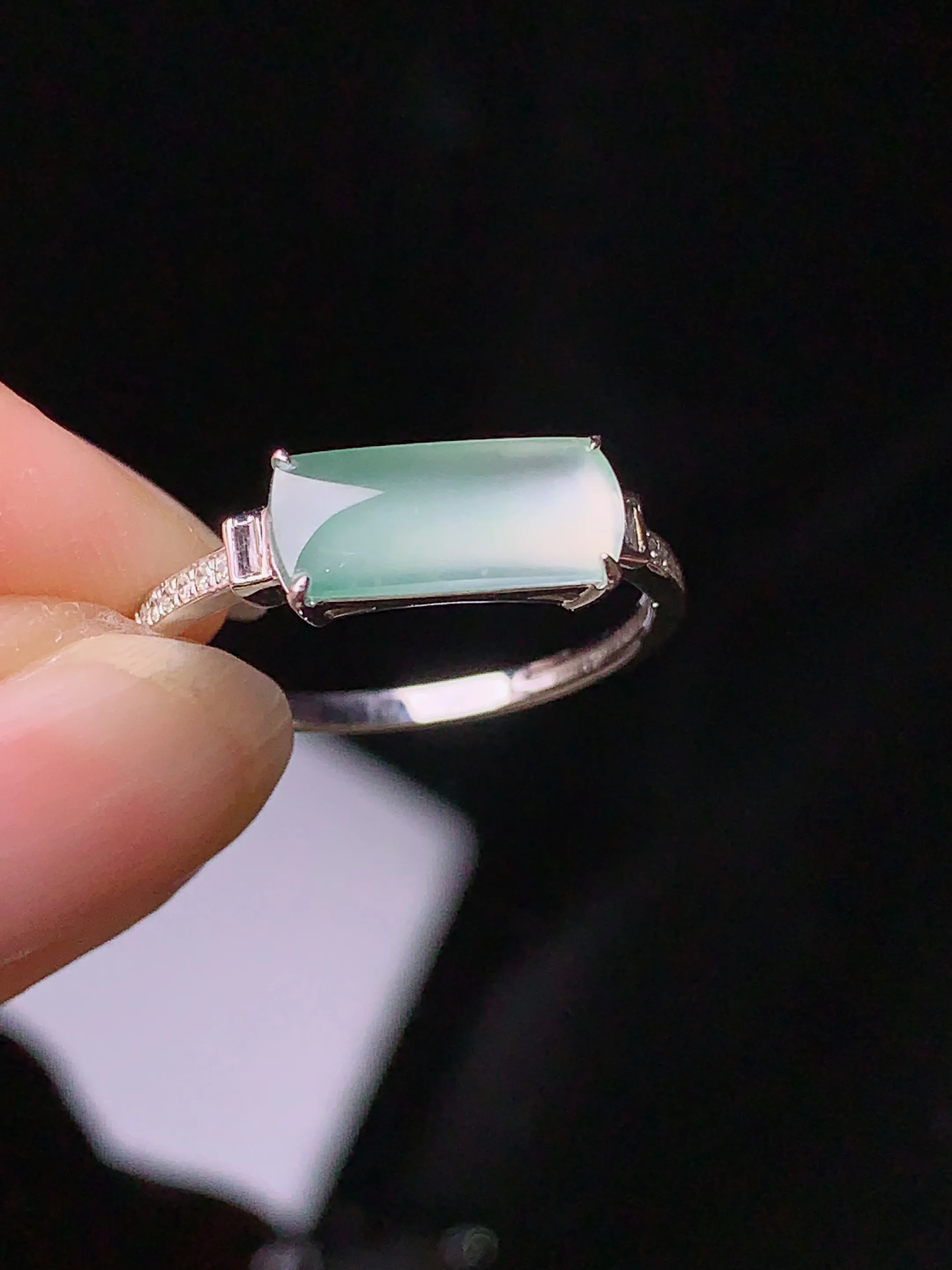 18k金钻镶嵌冰种马鞍戒指 玉质细腻 色泽清新艳丽 圈口14 裸石尺寸4.6*11*2