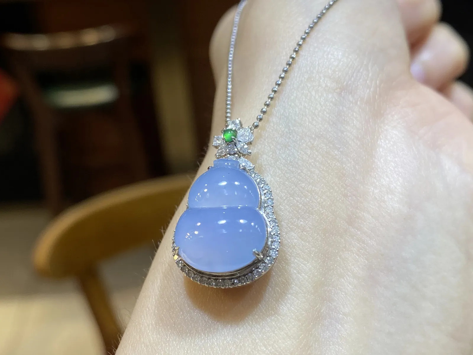 冰润紫罗兰葫芦，种好肉细，颜色漂亮，18K真金真钻镶嵌，整体25-15.6-9.6裸16-12.8-4.5