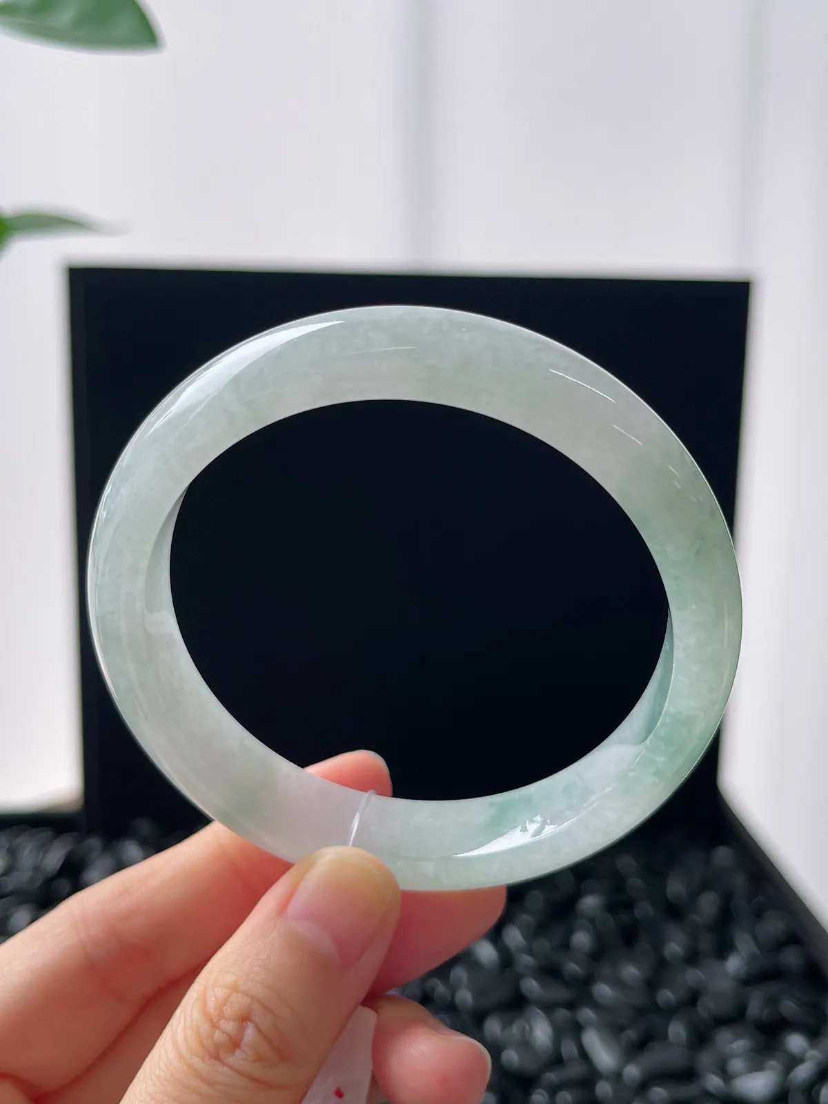 正圈58圈口，翡翠冰糯种浅绿飘花手镯