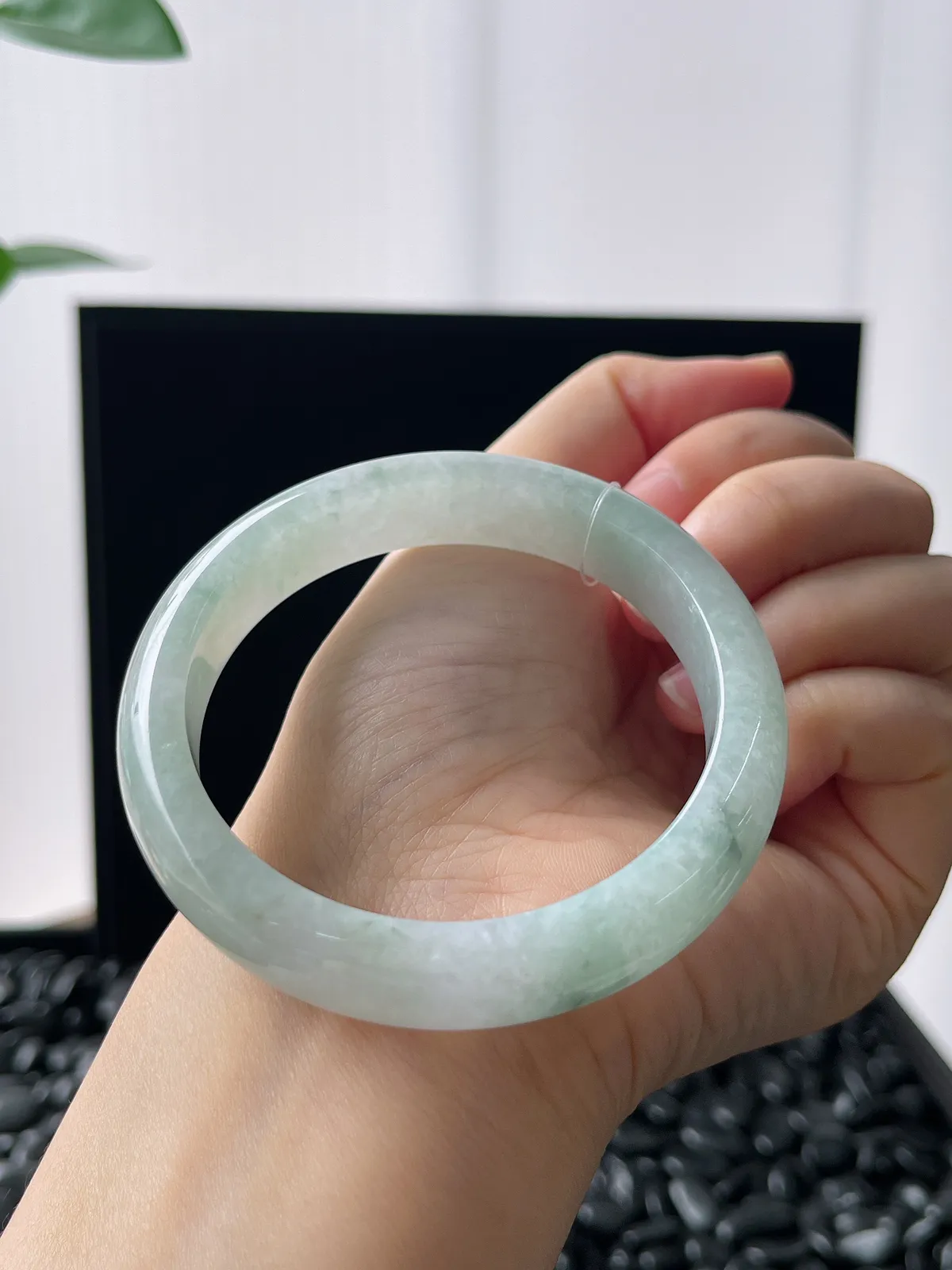 正圈56圈口，翡翠糯化种淡绿色手镯