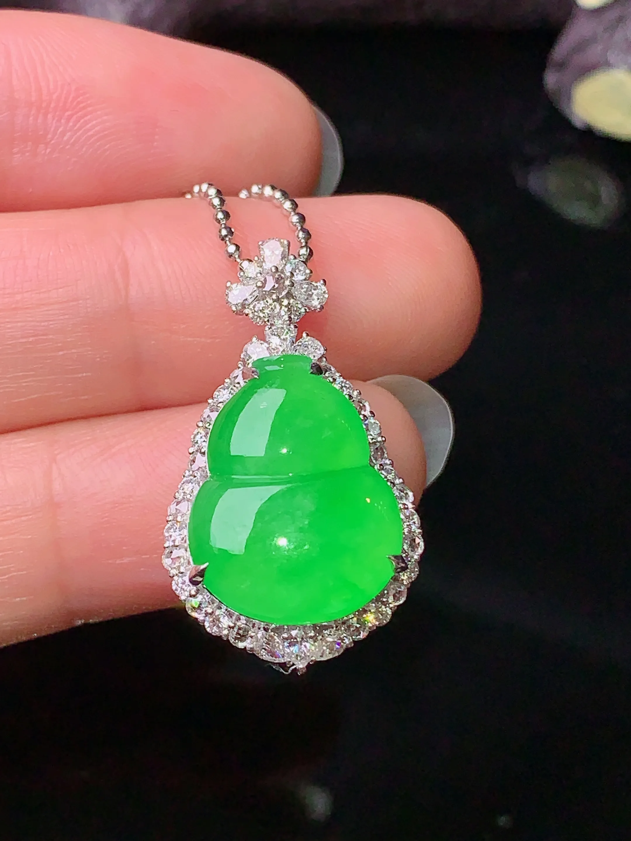 18k金钻镶嵌满绿葫芦吊坠 玉质细腻 色泽清新艳丽 整体尺寸27*15.5*9.8