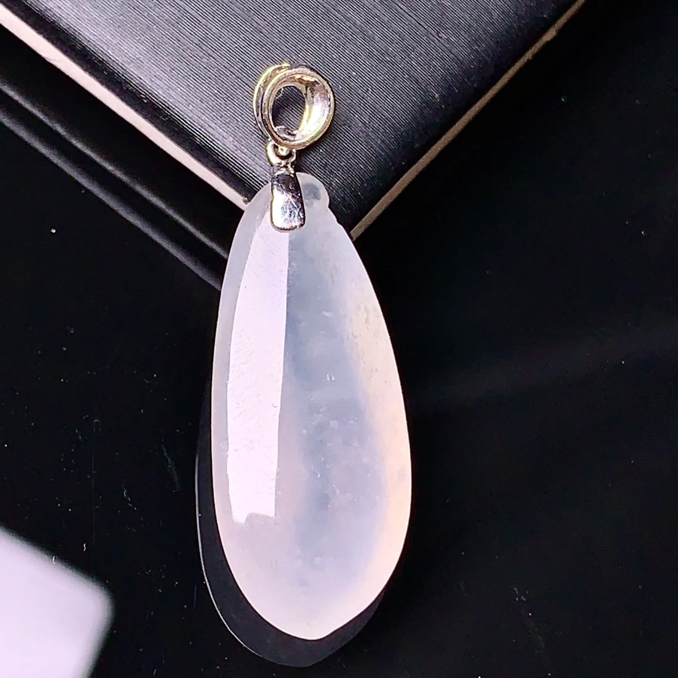 18k金镶嵌冰种福瓜吊坠 玉质细腻 色泽清新艳丽 整体尺寸31.6*11*5.5