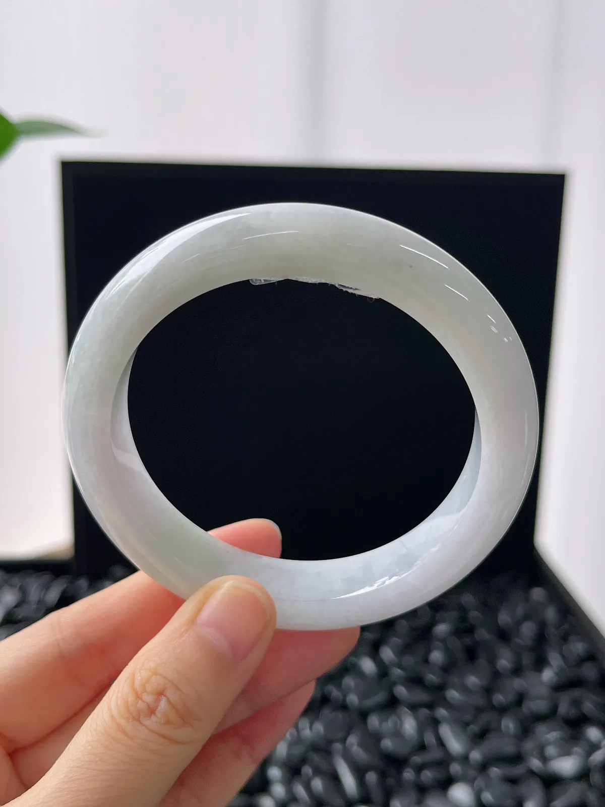 正圈57.8圈口，翡翠糯化种紫底飘绿手镯